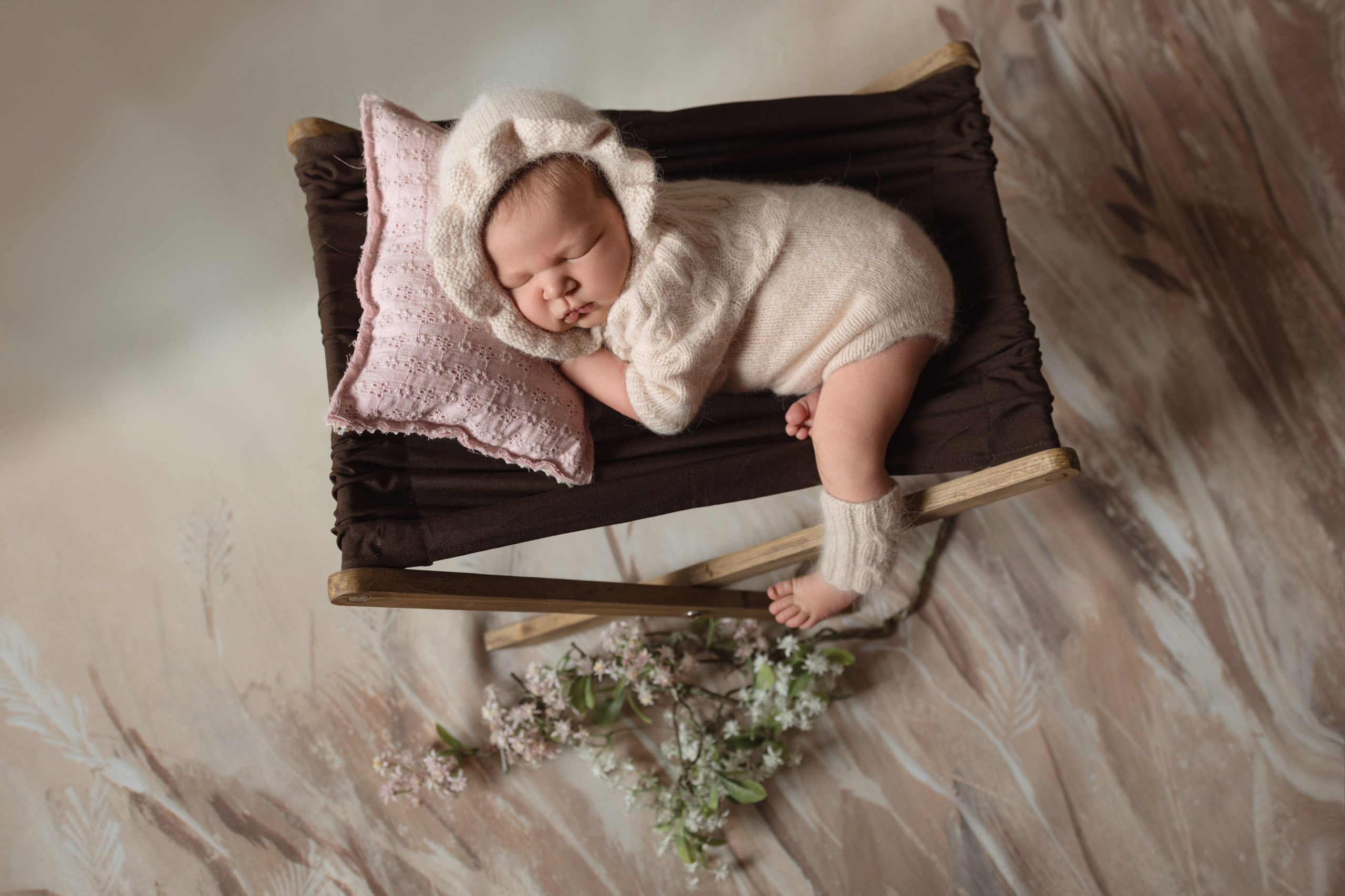 Корзинки и мягкие игрушки для фотосессии новорожденных фотограф Вета Ленская. Фотограф беременности и новорожденных в Красноярске Вета Ланская