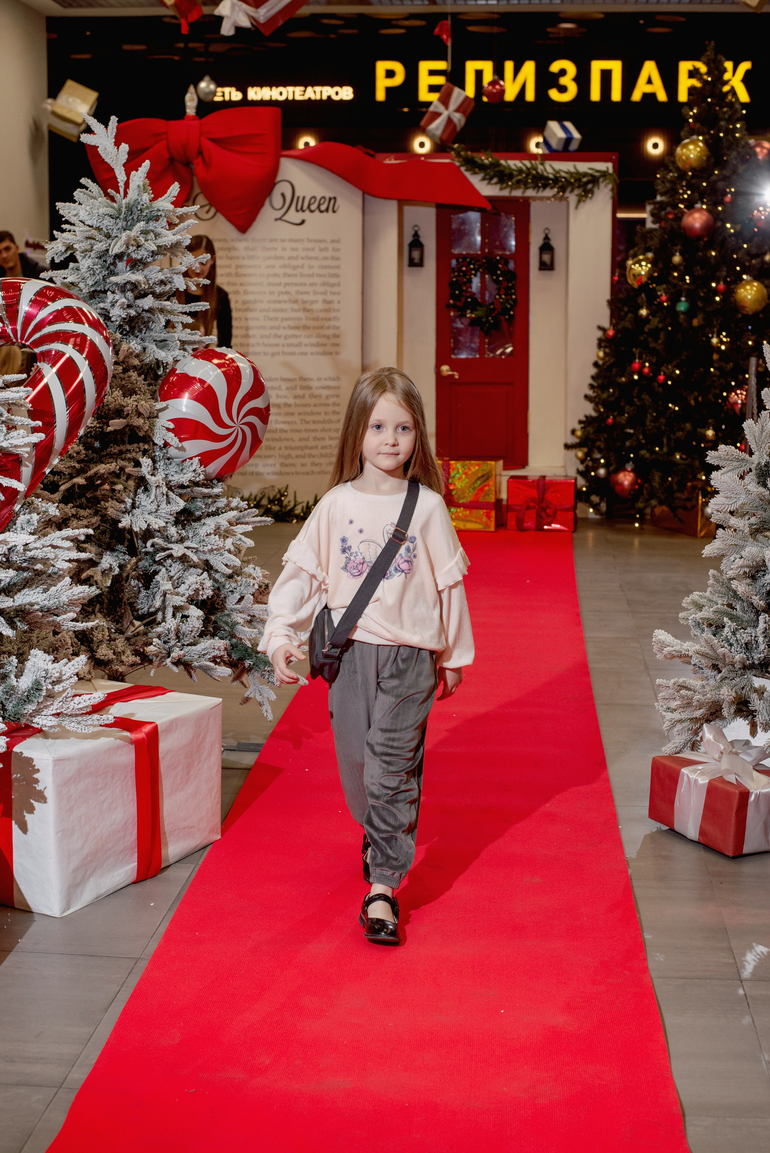 Новогодний детский модный показ. ТРЦ Батон. Семейный фотограф в Новочеркасске Виктория Громова