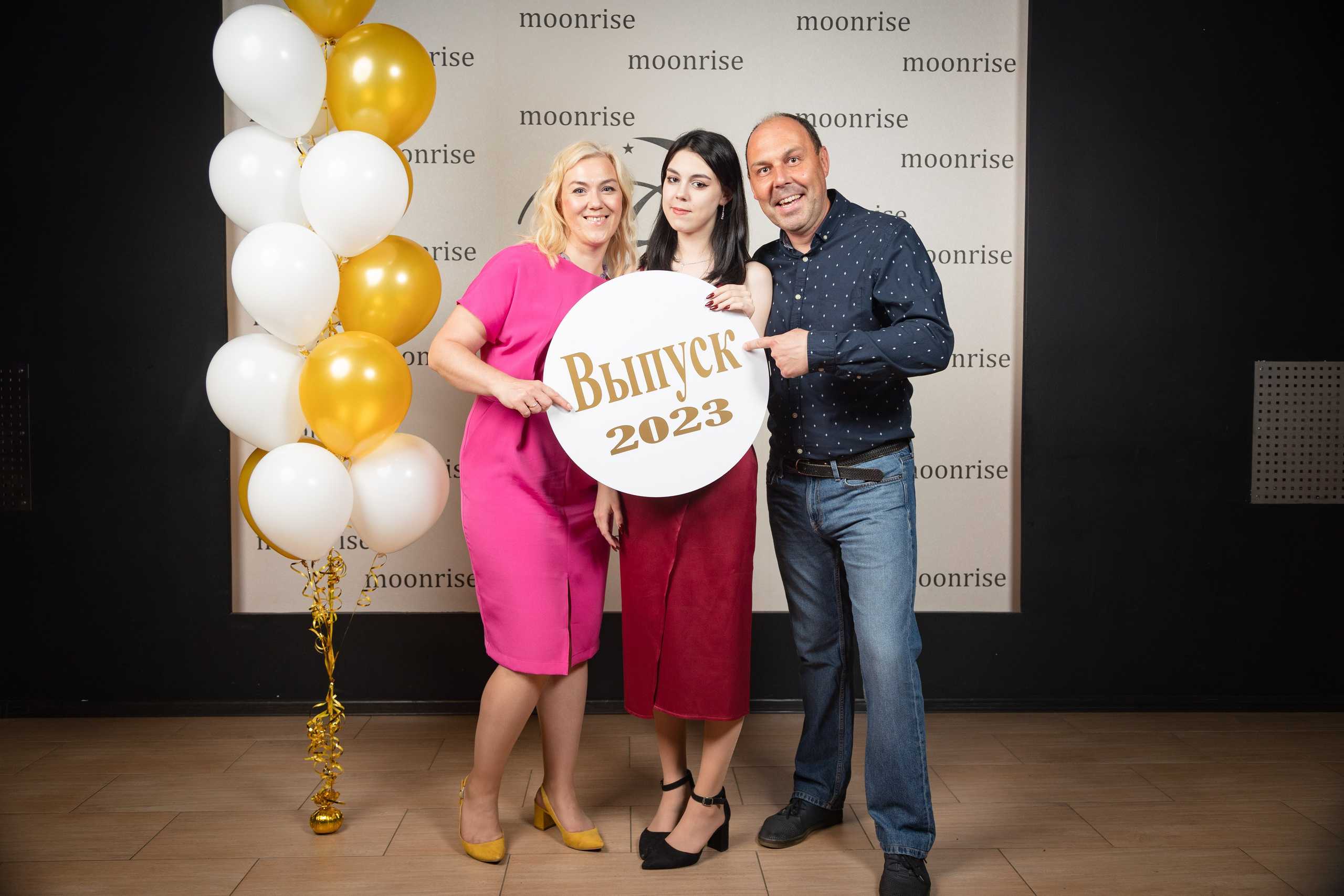 Репортажная съемка. На каждом снимке всегда два человека: фотограф и зритель