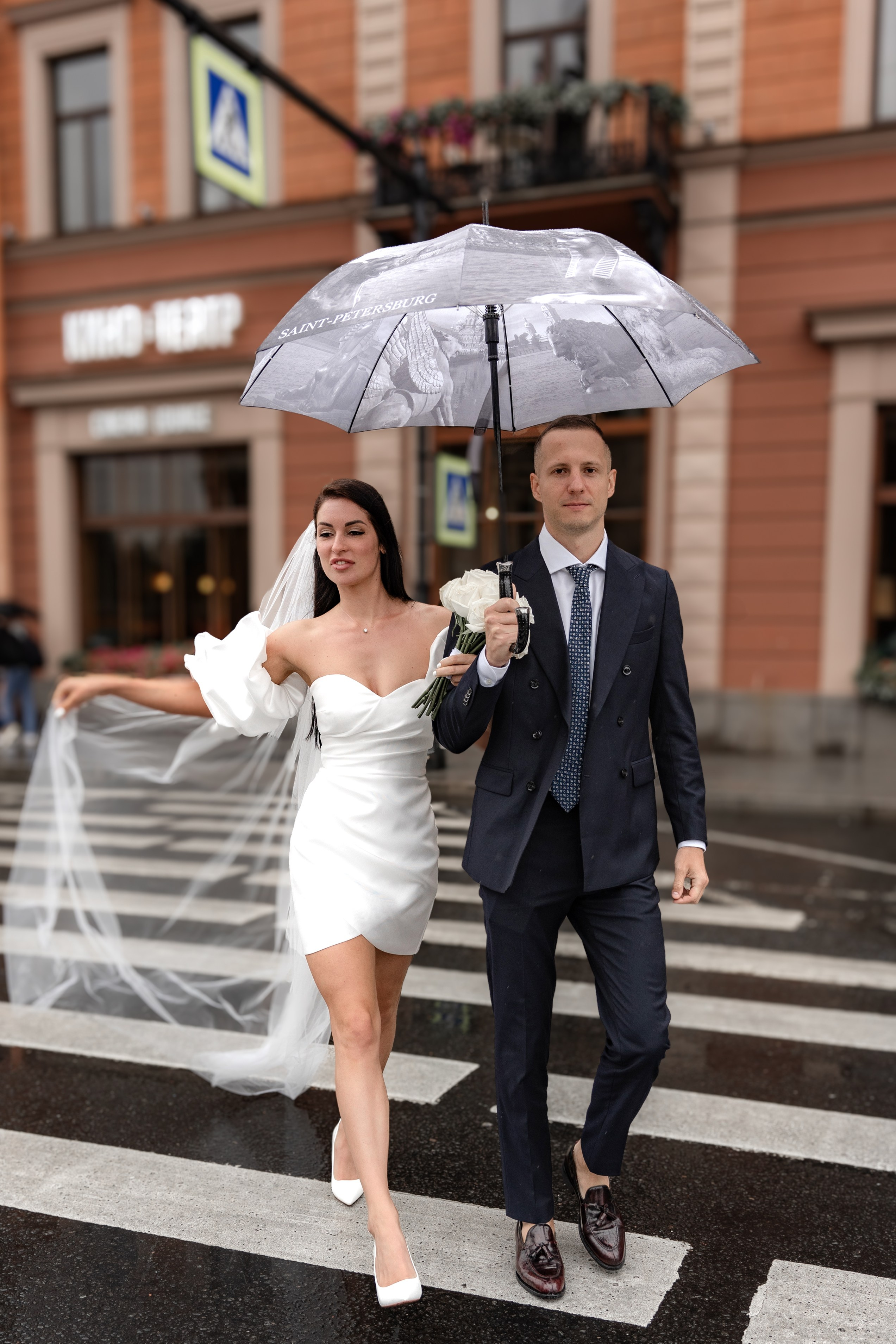 Свадебная фотосессия невесты и жениха у гостиницы Исаакиевского собора на пешеходном переходе зебра