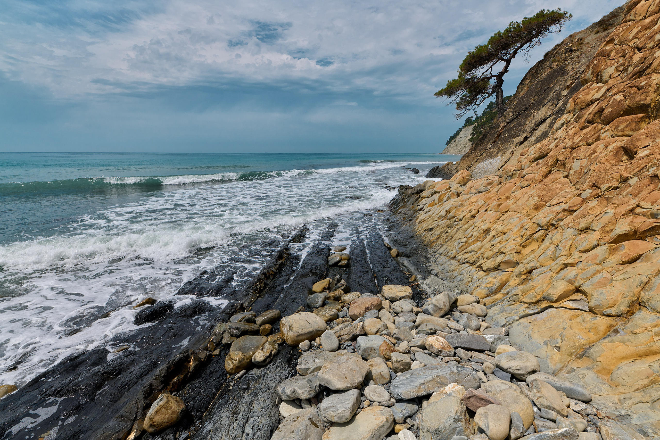 Геленджикский район, Краснодарский край, Кавказ, Черное море, скалы, горы, сосна, пляж, Джанхот, скала Черепаха
