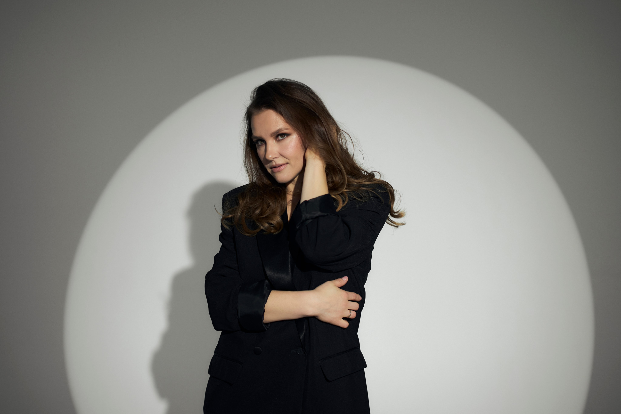 Студийные портреты для Виктории в эффектном образе. Репортажный и женский фотограф в Новосибирске