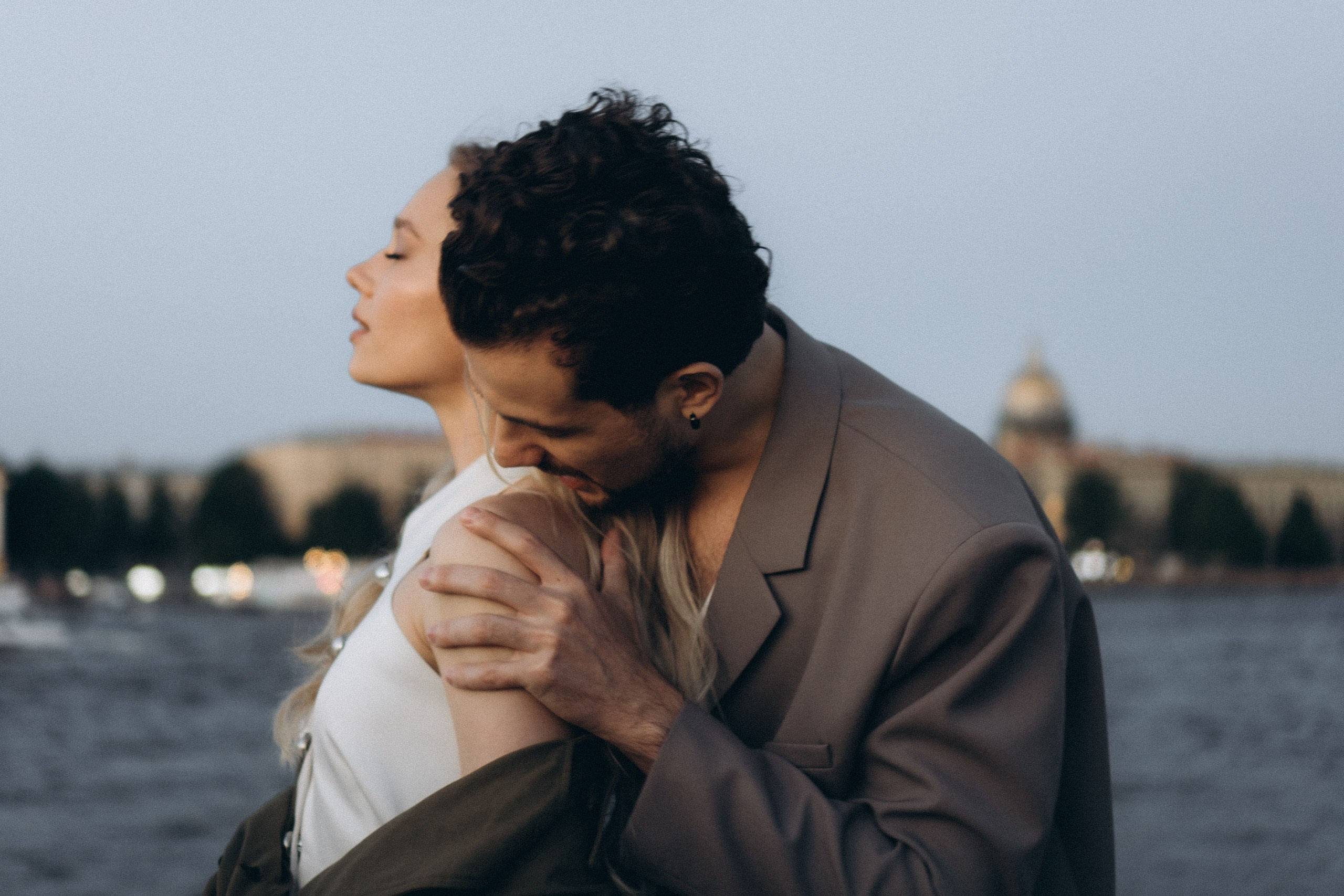 СВАДЕБНАЯ СЬЕМКА ПАРЫ НА РАССВЕТЕ В БЕЛЫЕ НОЧИ И ПРОГУЛКА С РАЗВОДНЫМИ МОСТАМИ И ПИКНИК ВОЗЛЕ ИСАКИЕВСКОГО СОБОРА. Профессиональный фотограф, Санкт-Петербург — Виктория Богомолова