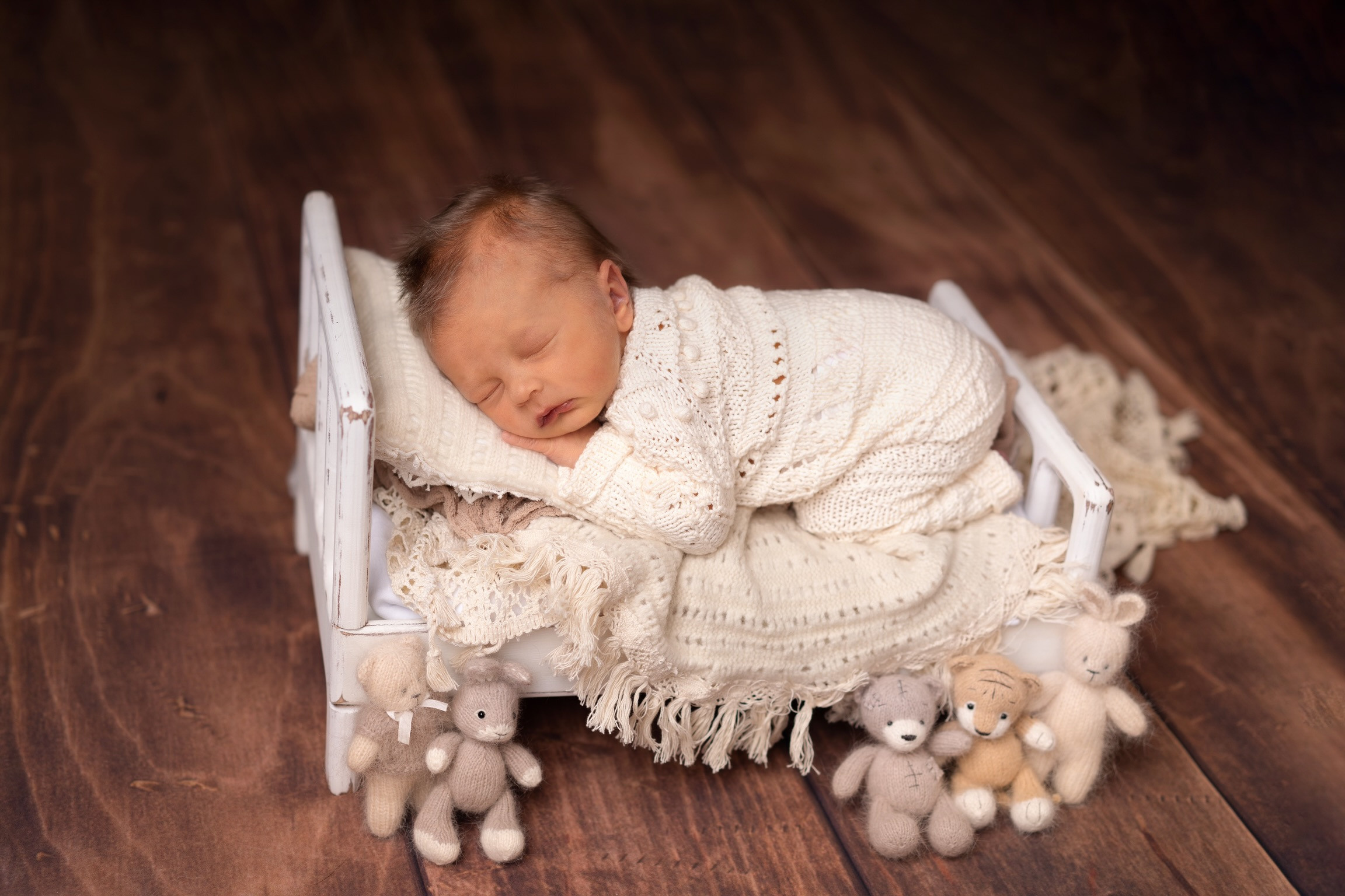 малыш в кроватке 