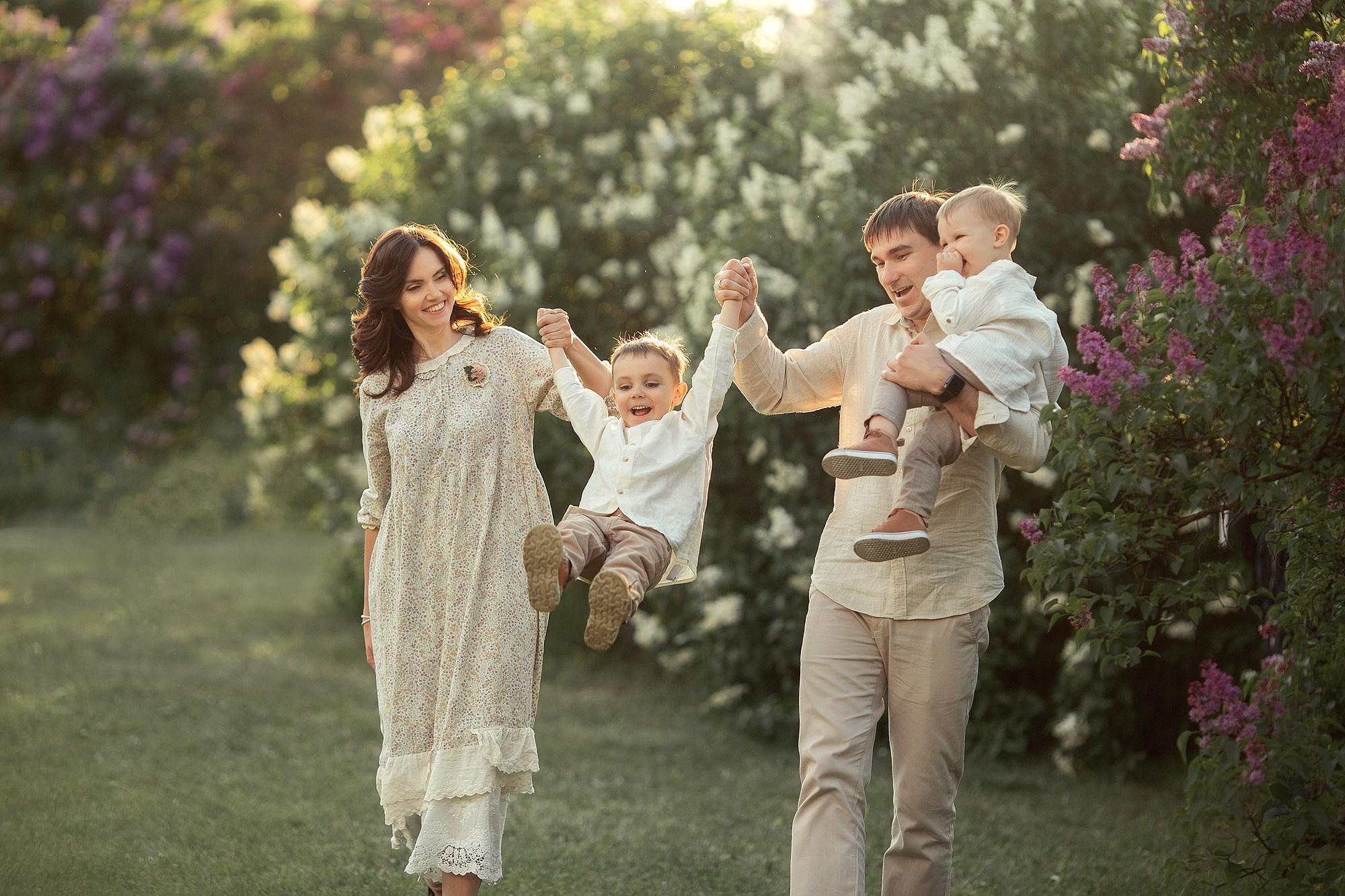 Малыши, кролики цветущая сирень. Tatyana Nadezhdina Family photographer