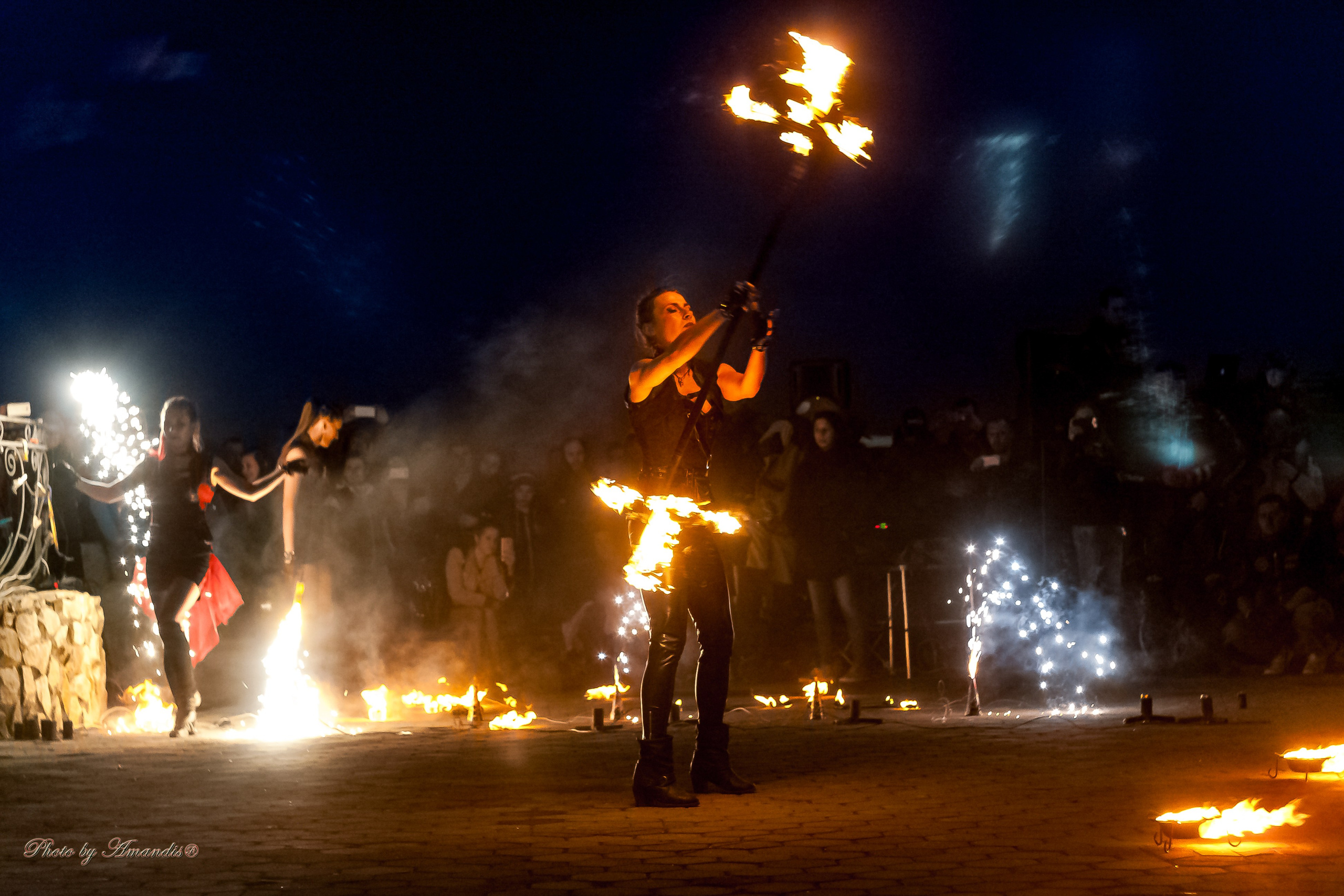 Огненное шоу у памятника «Здесь начинается Россия». Камчатка. Май 2017. Репортажная съемка в Москве и области. Анималистика
