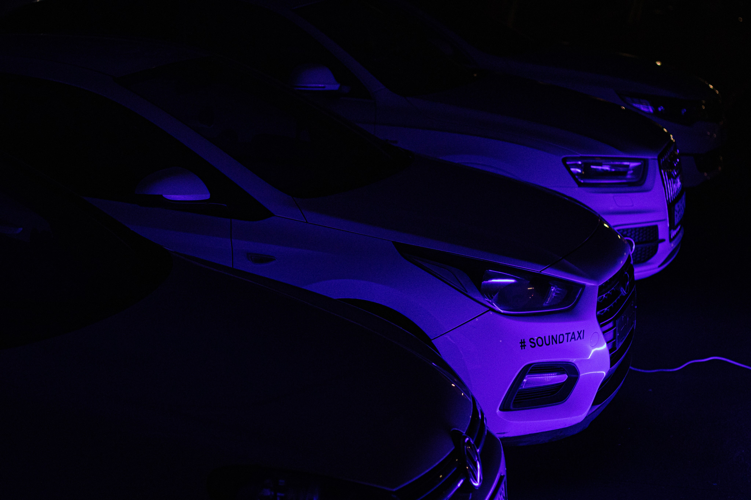 Белые авто в неоне. Ивентный фотограф в Санкт-Петербурге Олег Комков