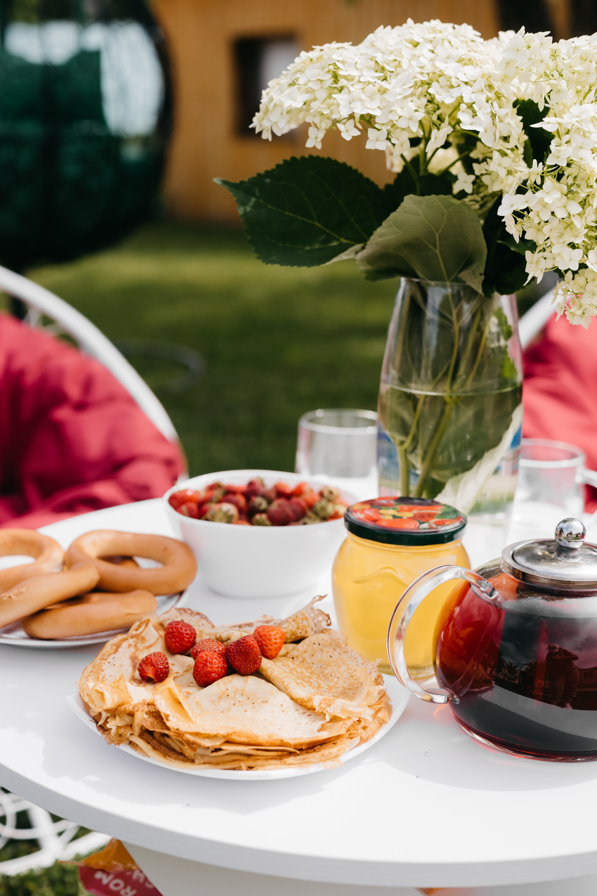 завтрак на природе. гортензия, блинчки я медом, блинчики с ягодами