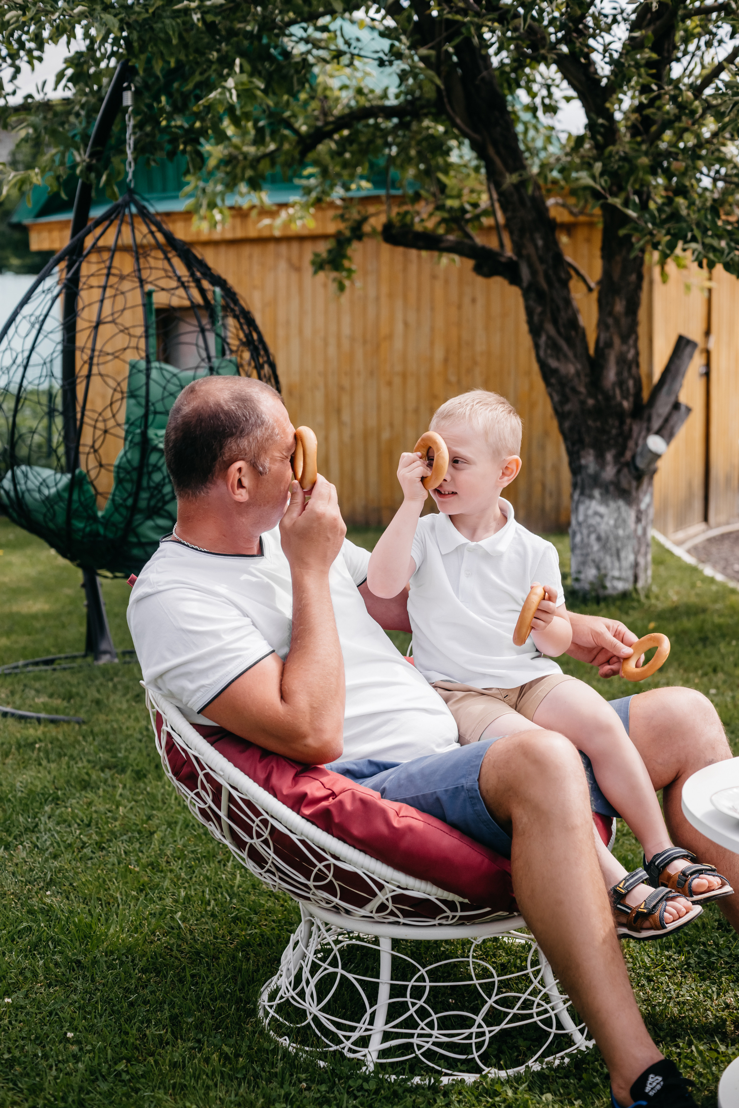 папа с сыном балуются