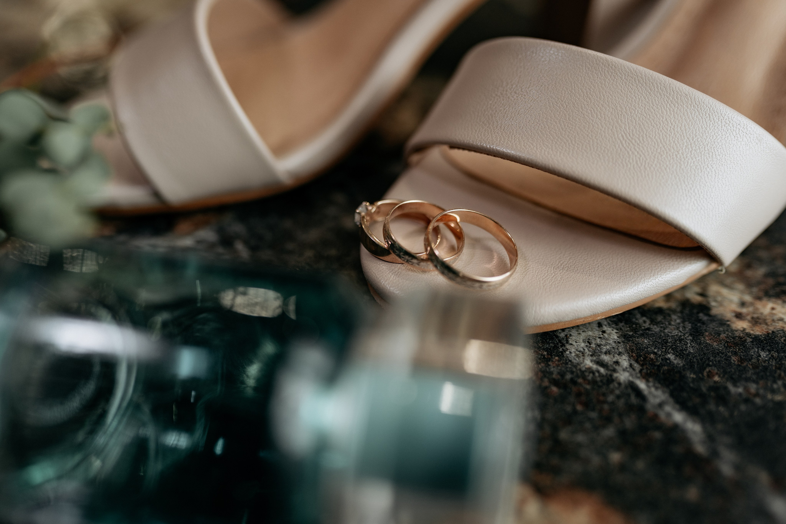 Детали свадебной фотографии, туфли и кольца, предметная фотография