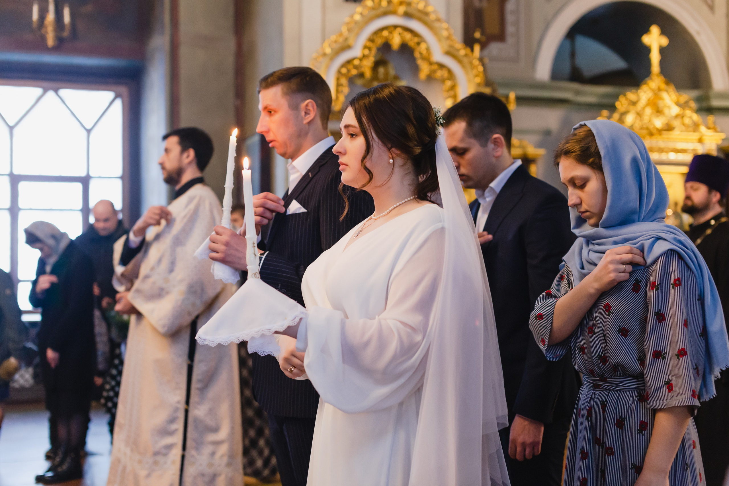 Сначала идет обручение. 