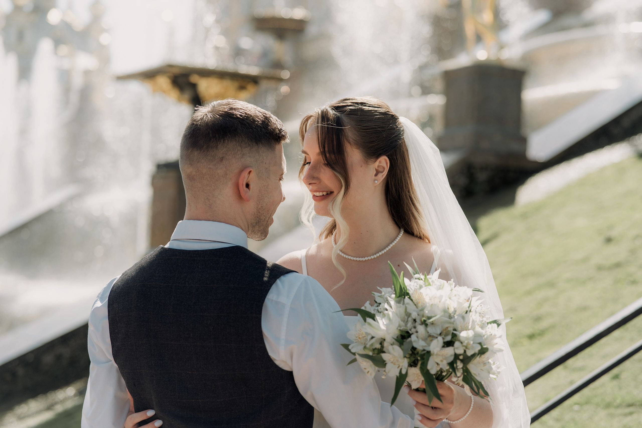 Красивые места для свадебной фотосессии летом в Санкт-Петербурге. Свадебный фотограф Александр Невский в Санкт-Петербурге