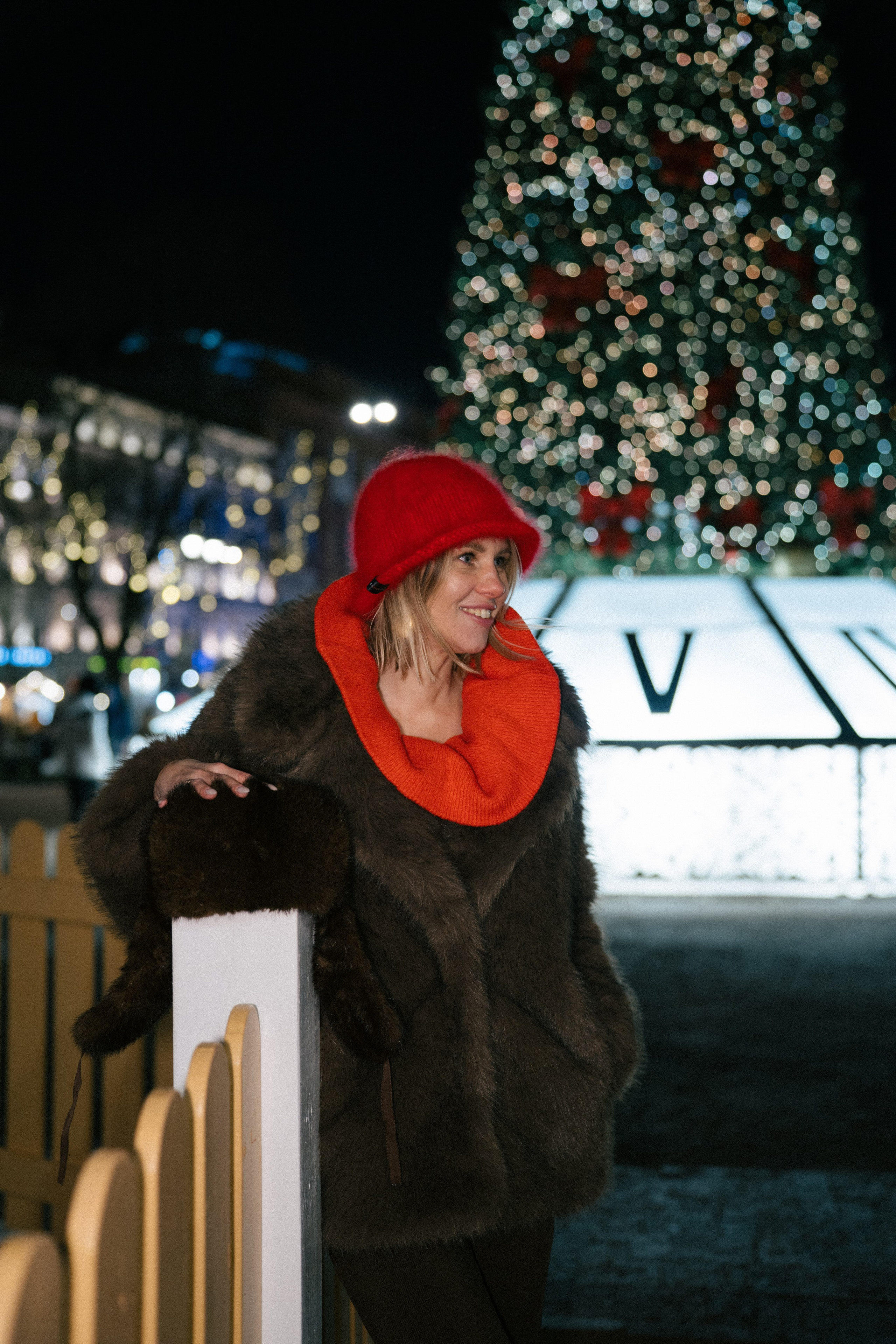 ПРОГУЛКА НА МАНЕЖНОЙ ПЛОЩАДИ ДЛЯ ДЕВУШКИ ПЕРЕД НОВЫМ ГОДОМ (НОВОГОДНЯЯ ФОТОСЕССИИЯ НА МАНЕЖНОЙ ПЛОЩАДИ). Профессиональный фотограф, Санкт-Петербург — Виктория Богомолова