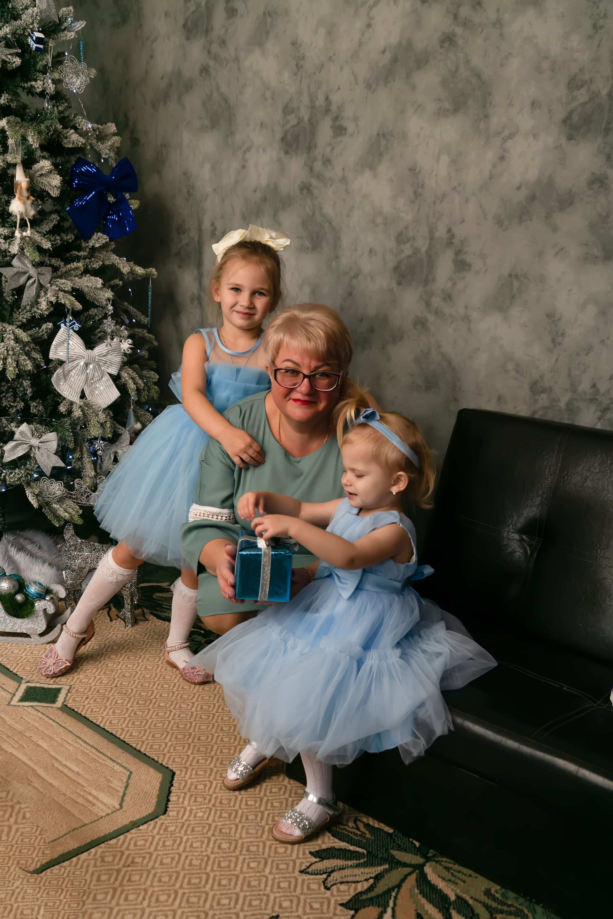 Бабушка и 2 сестренки- Новый год. Семейный и детский фотограф Тула Ясногорск Тульская область Надежда Кукушкина