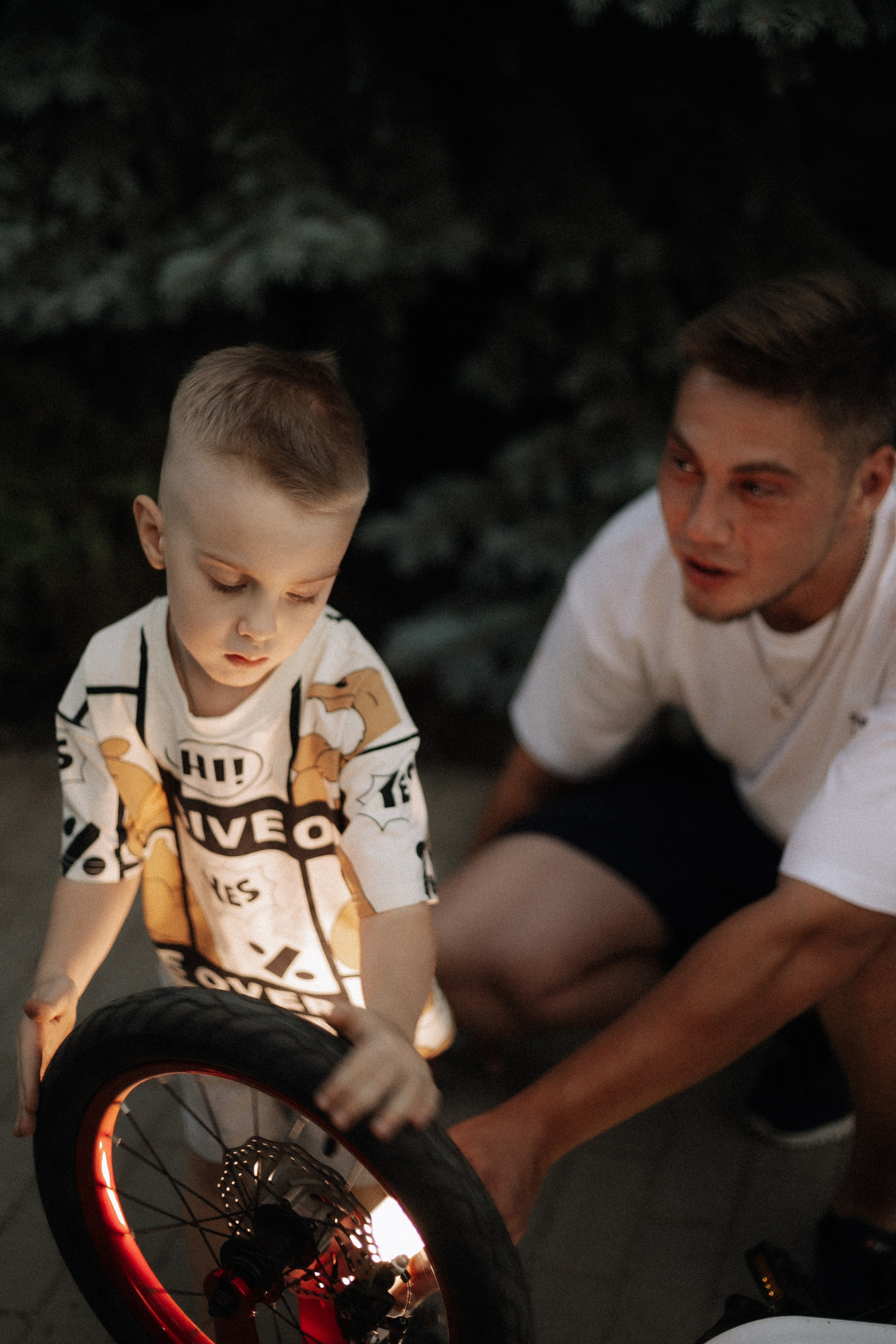 Папа учит сына кататься на велосипеде. Фотограф в Крыму | Виктория Нотевская