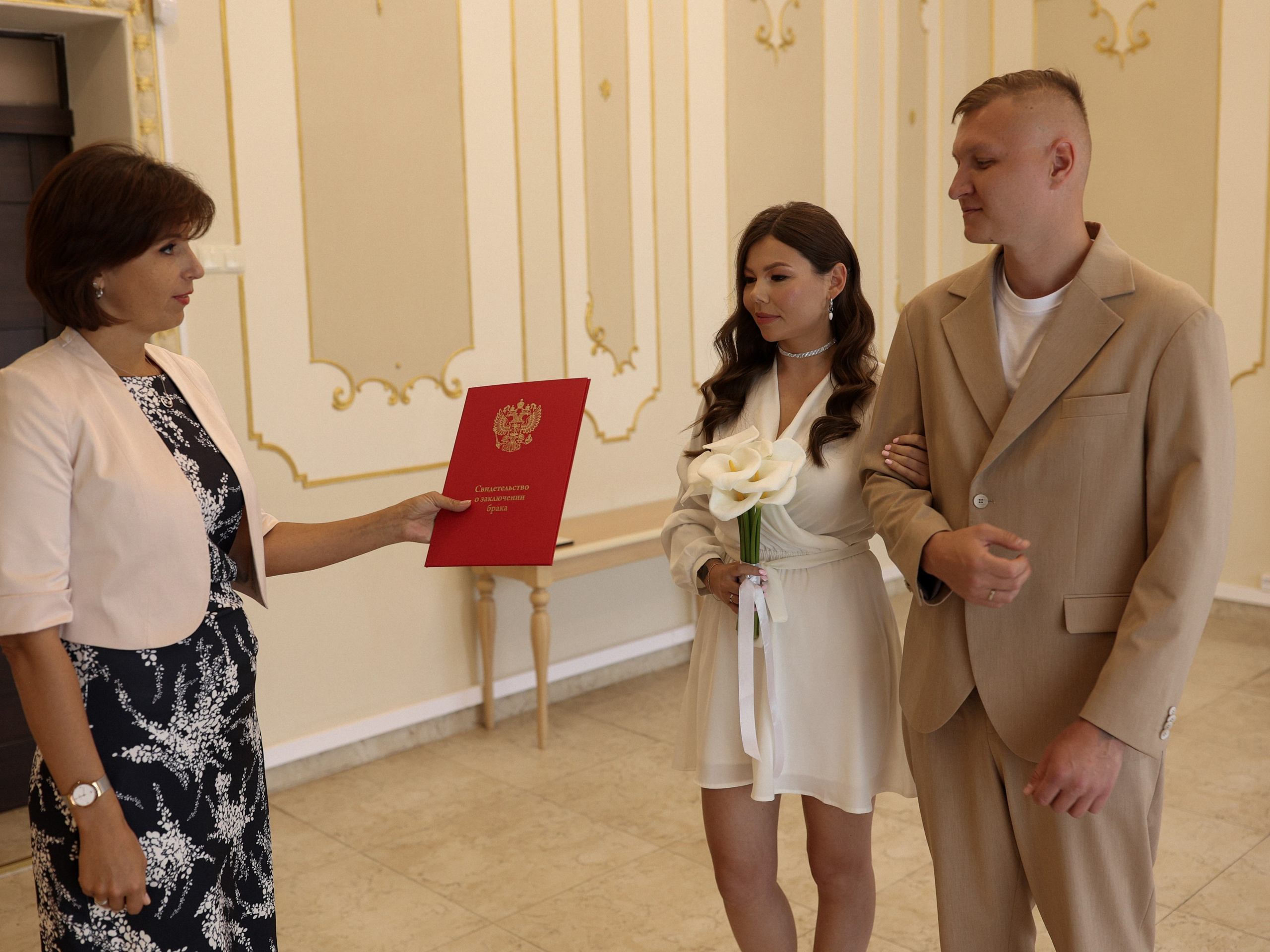 Роспись и прогулка в старом Херсонесе. Фотограф в Севастополе и Крыму Артем Волобуев