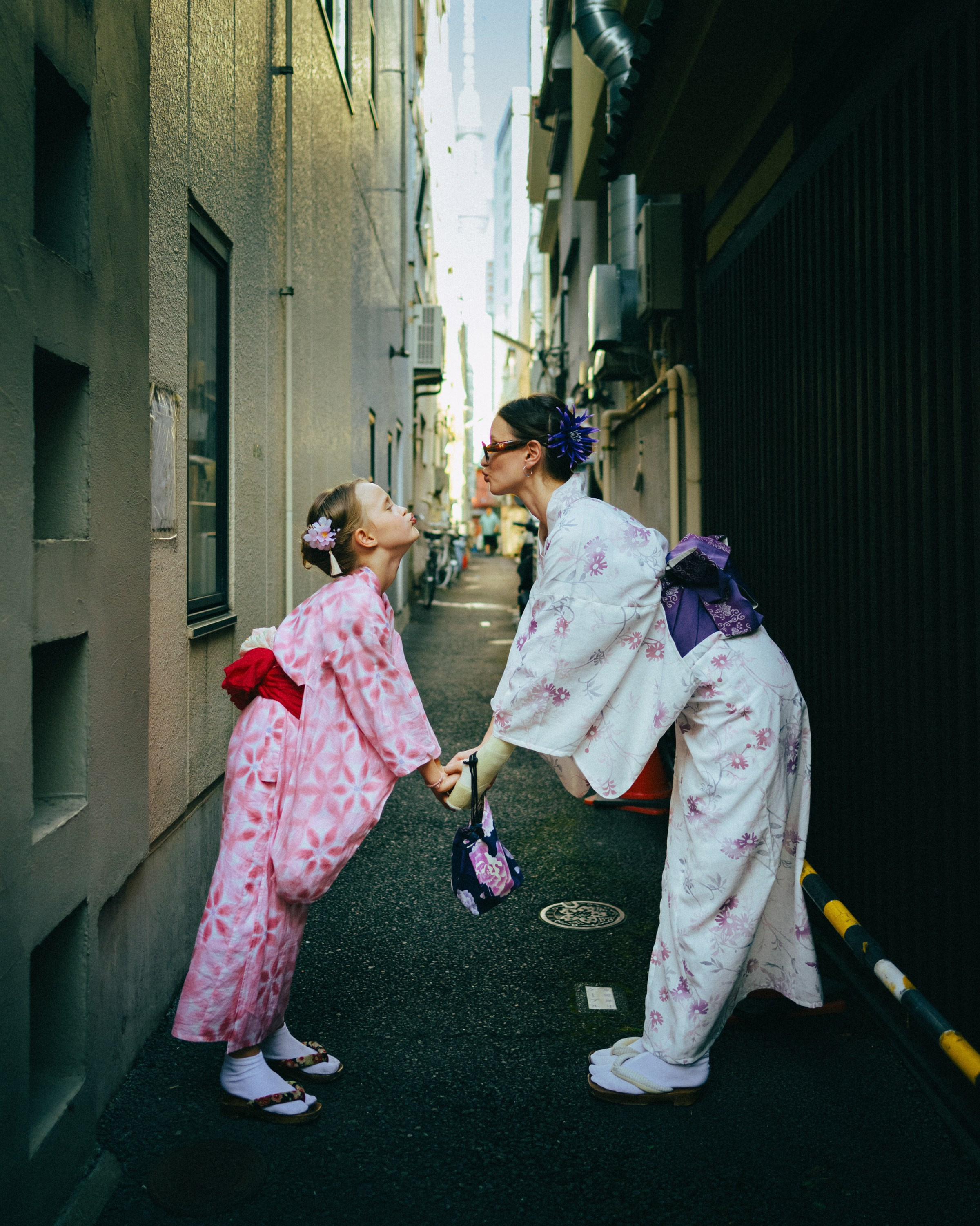 Nailya Anton and Varvara. Asakusa. Photographer in Tokyo Anatolii Ozarto