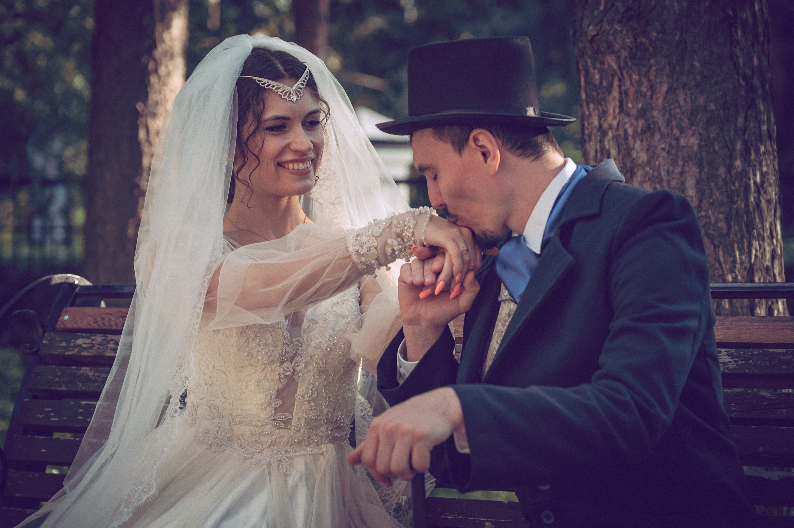 мужчина целует руку красивой девушки 