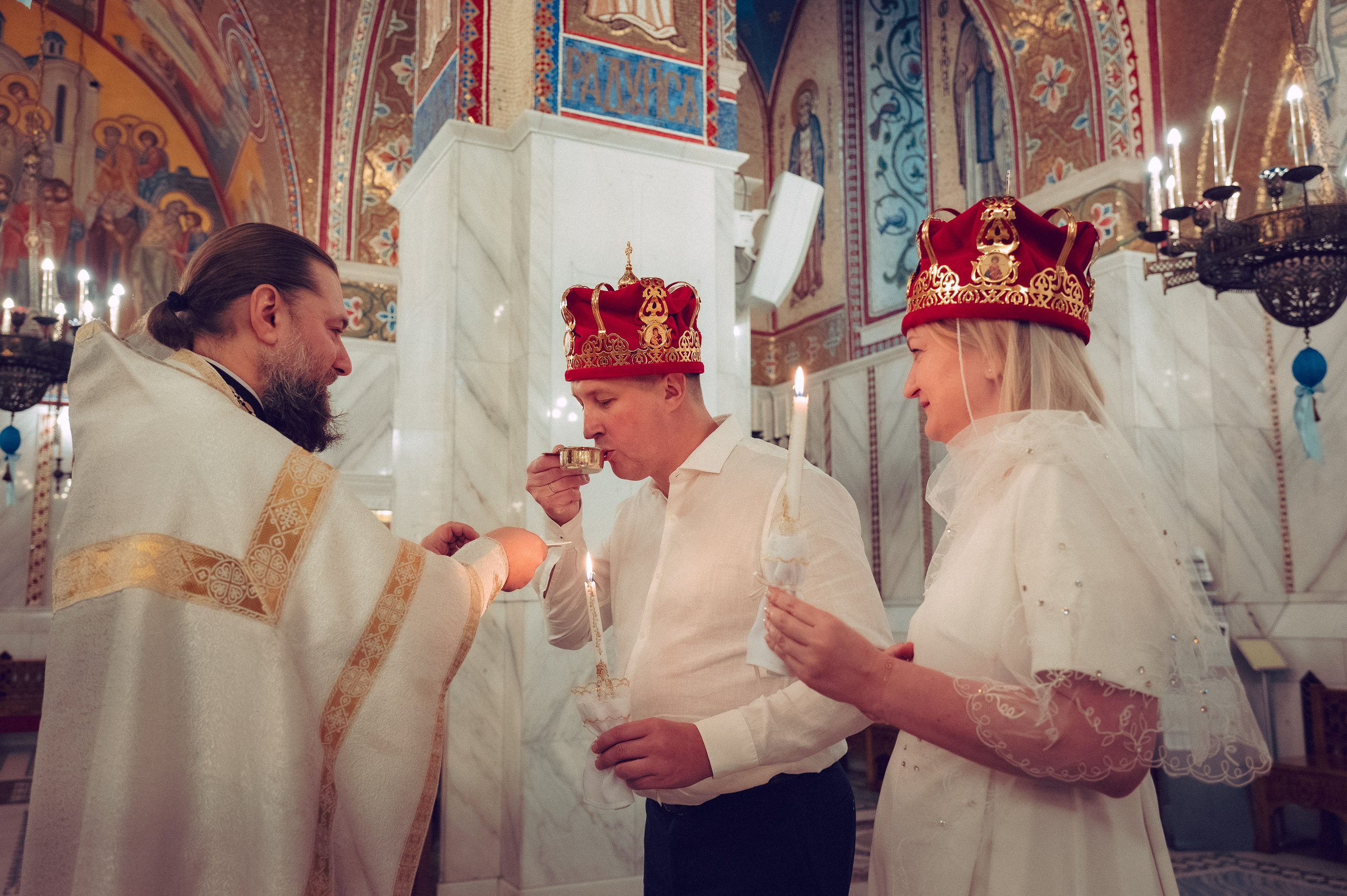 Венчание Ильи и Евгении в Храме Покрова Пресвятой Богородицы в Ясенево. Семейный фотограф Руслан Каримов Одинцово Москва