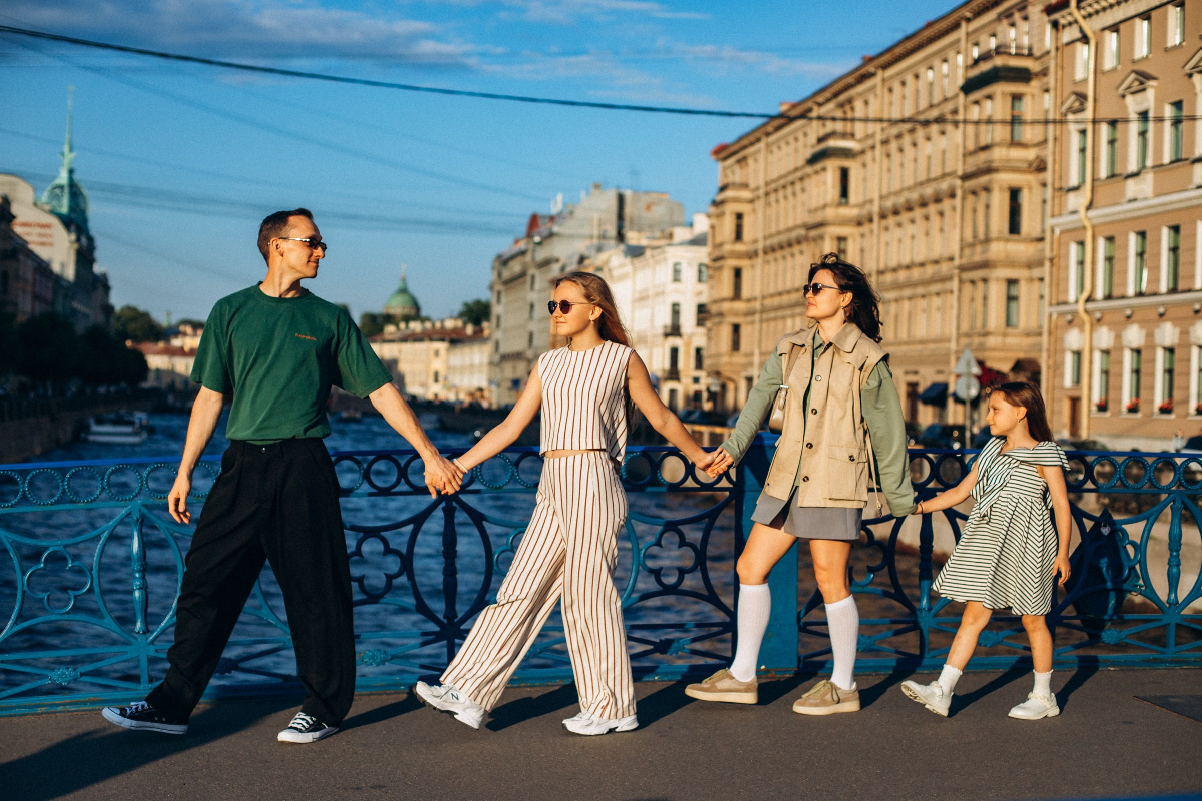Екатерина с семьей в августе. Фотопрогулка в Петербурге. Индивидуальный и семейный фотограф в Санкт-Петербурге