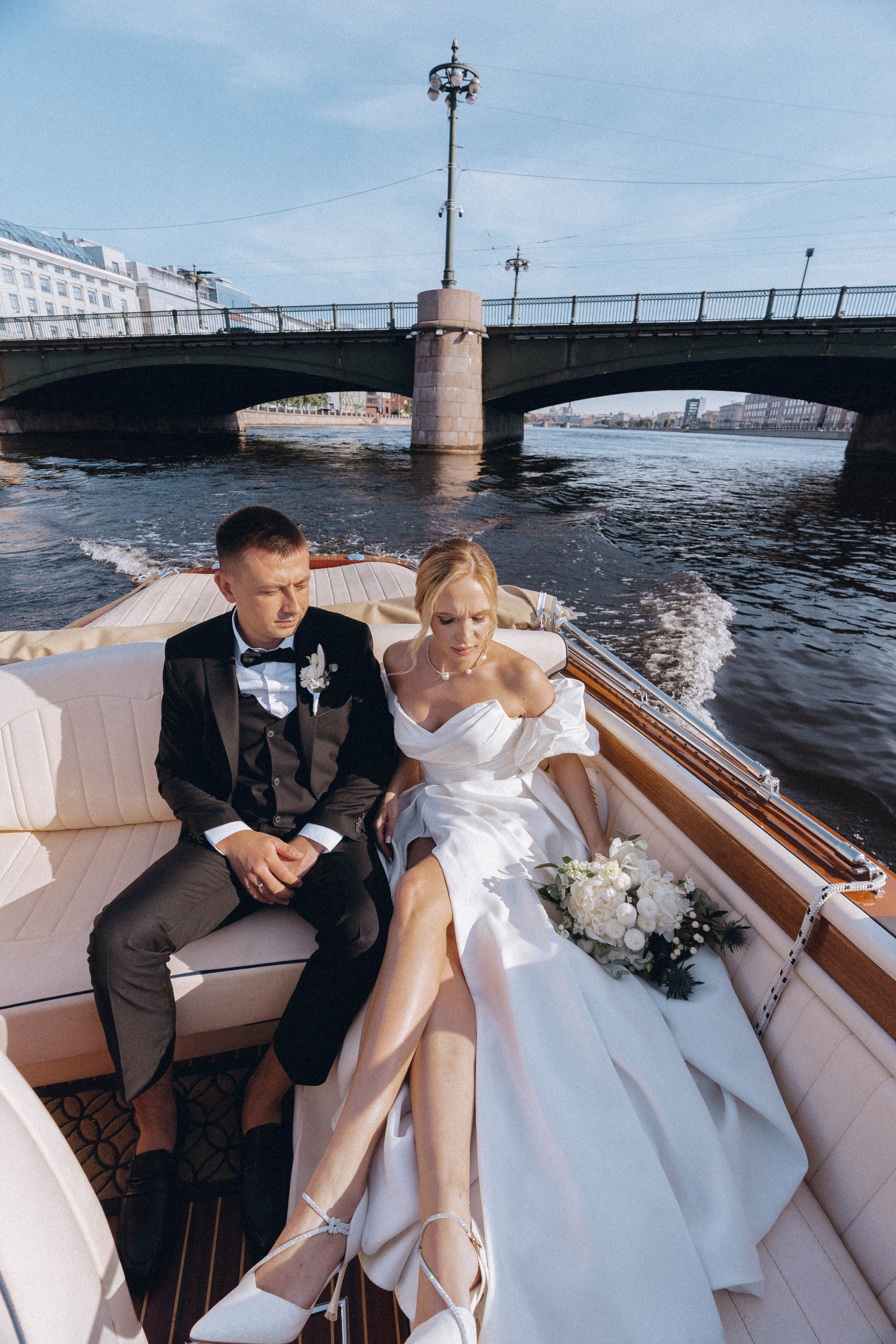 СВАДЕНБНАЯ СЬЕМКА НА КАТЕРЕ ПО КАНАЛАМ САНКТ-ПЕТЕРБУРГА И В АКВАТОРИИ НЕВЫ. Профессиональный фотограф, Санкт-Петербург — Виктория Богомолова