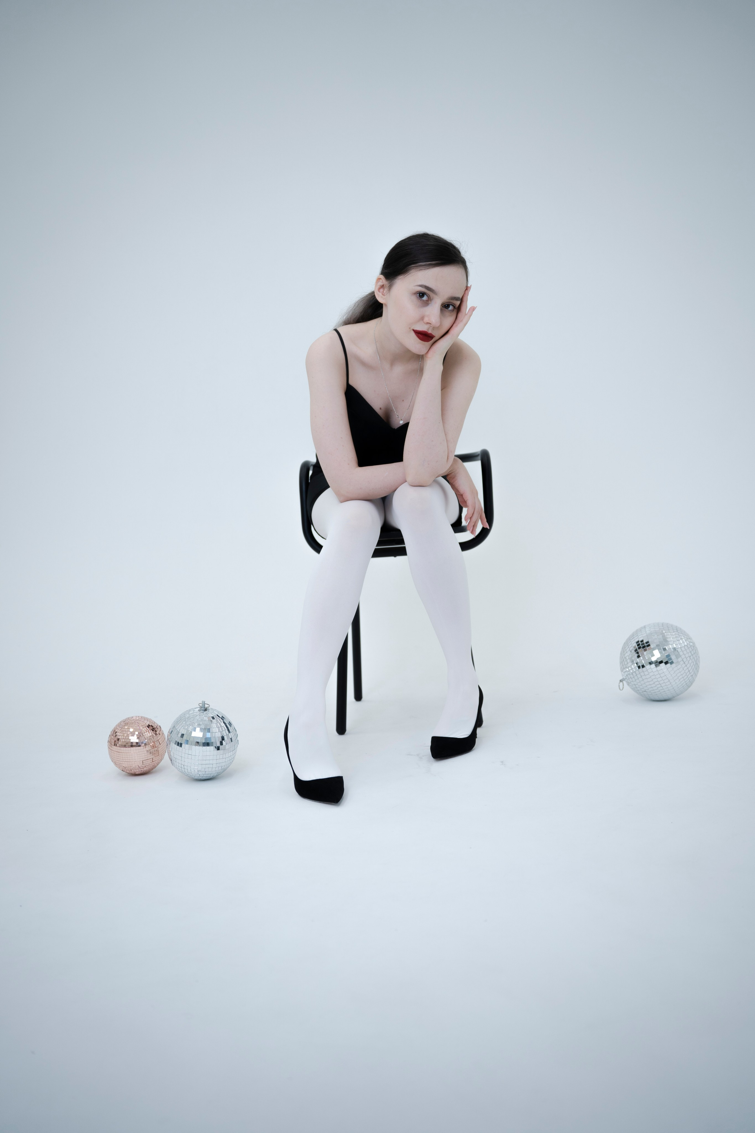 ДЕВОЧКА НА ШАРЕ. Главная