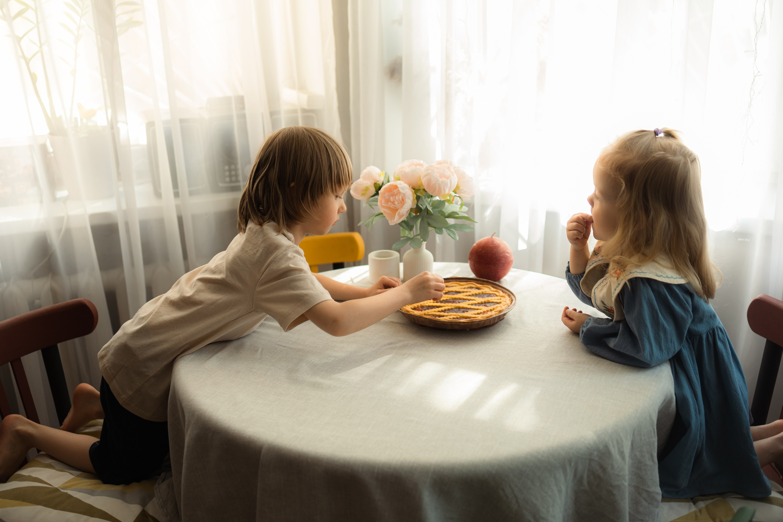 Атмосферный интерьер: простая сервировка стола и воздушные шторы добавляют особый шарм уютному дому дети ждут ароматный завтрак
