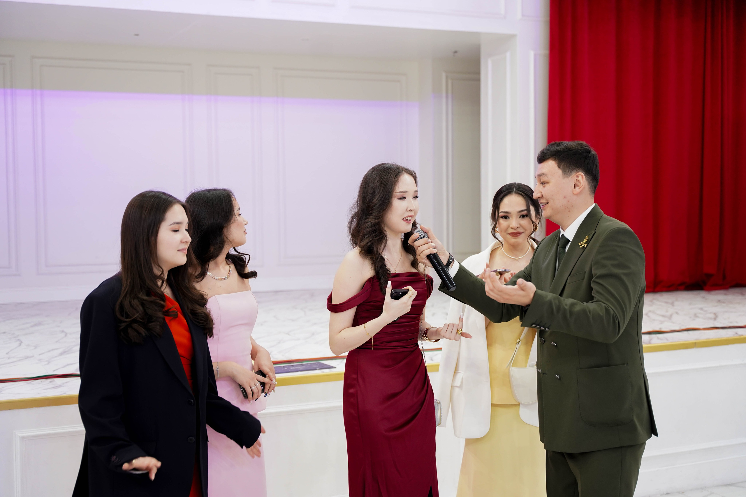 Dana uzatu. Фотограф Ернар Ержанов