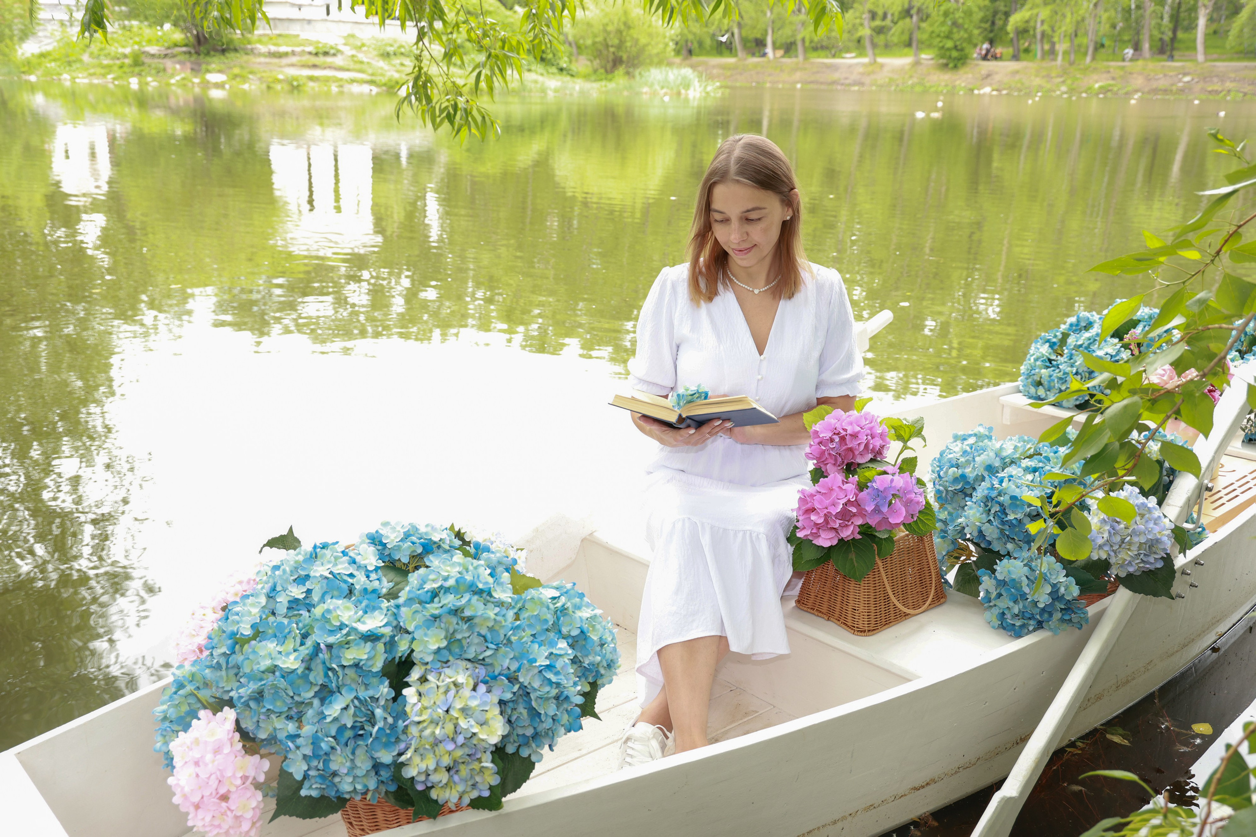 Фотосессия в лодке, лодка, озеро, платье, книга, шляпа, зонт, перчатки, весла, лето. Свадебный, семейный, женский и детский фотограф из Екатеринбурга