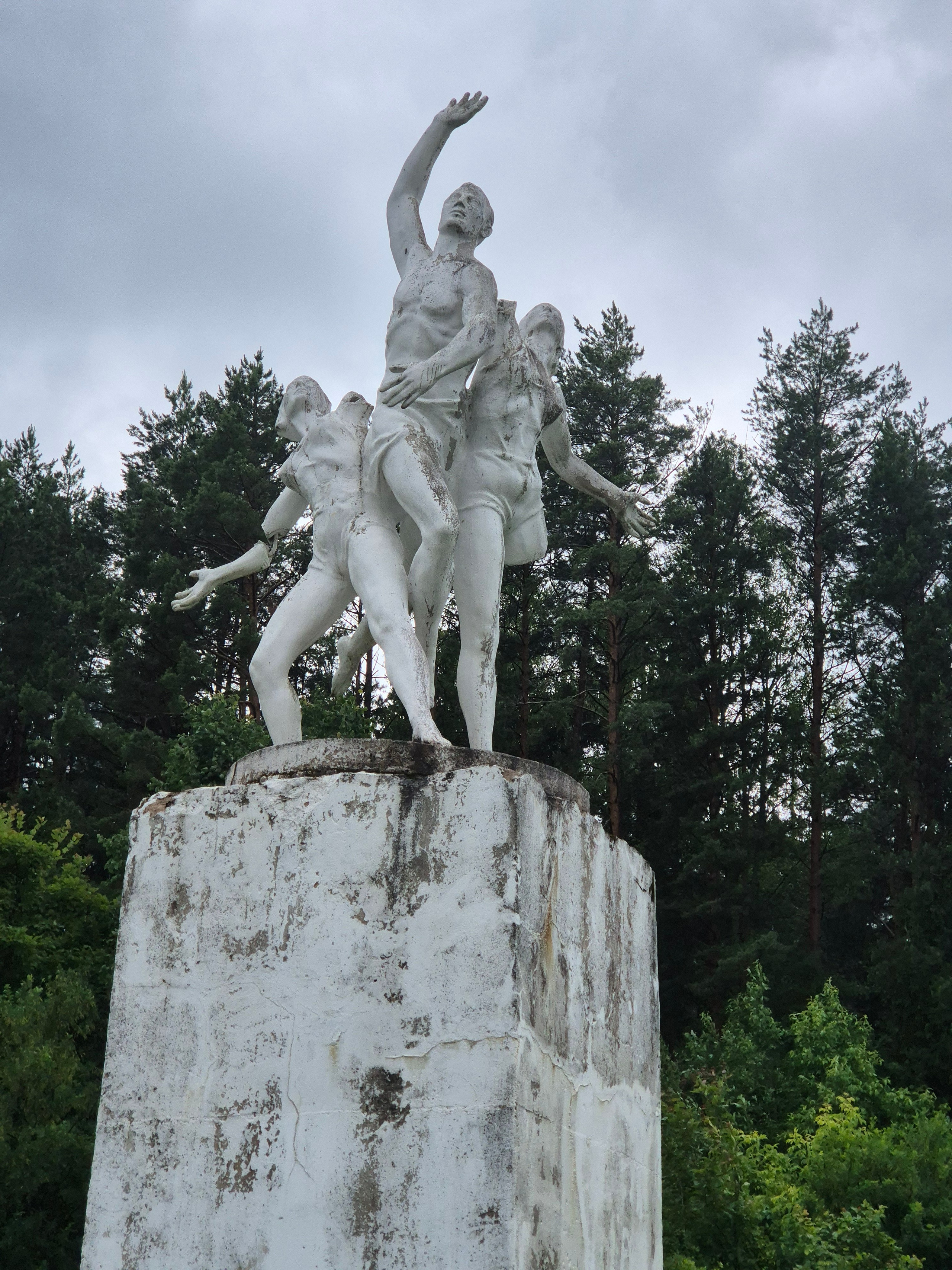 На 15-ом км - музей советских скульптур и единственное кафе