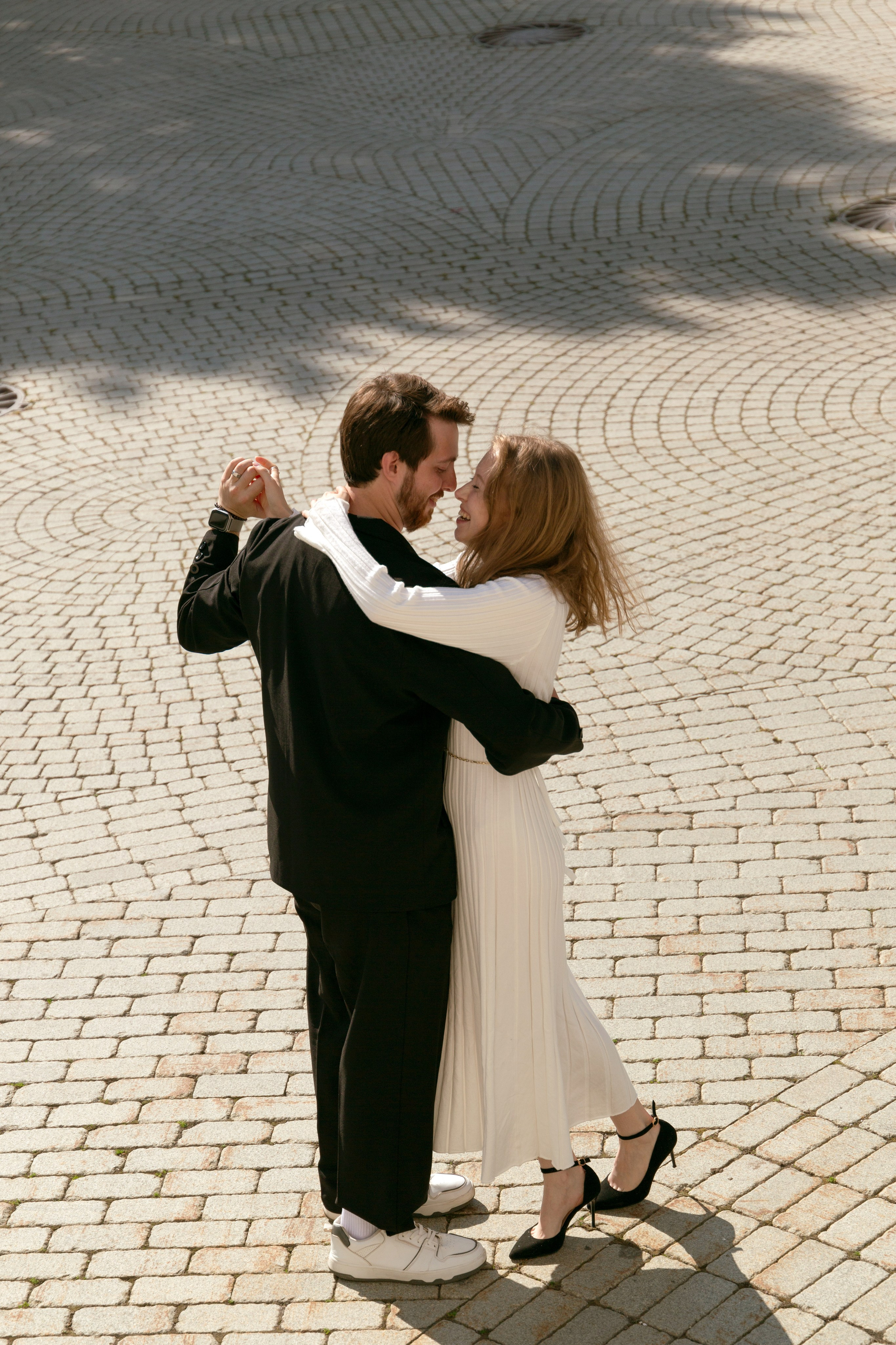 Красивая свадебная пара на фоне города. Вдохновляющий момент.