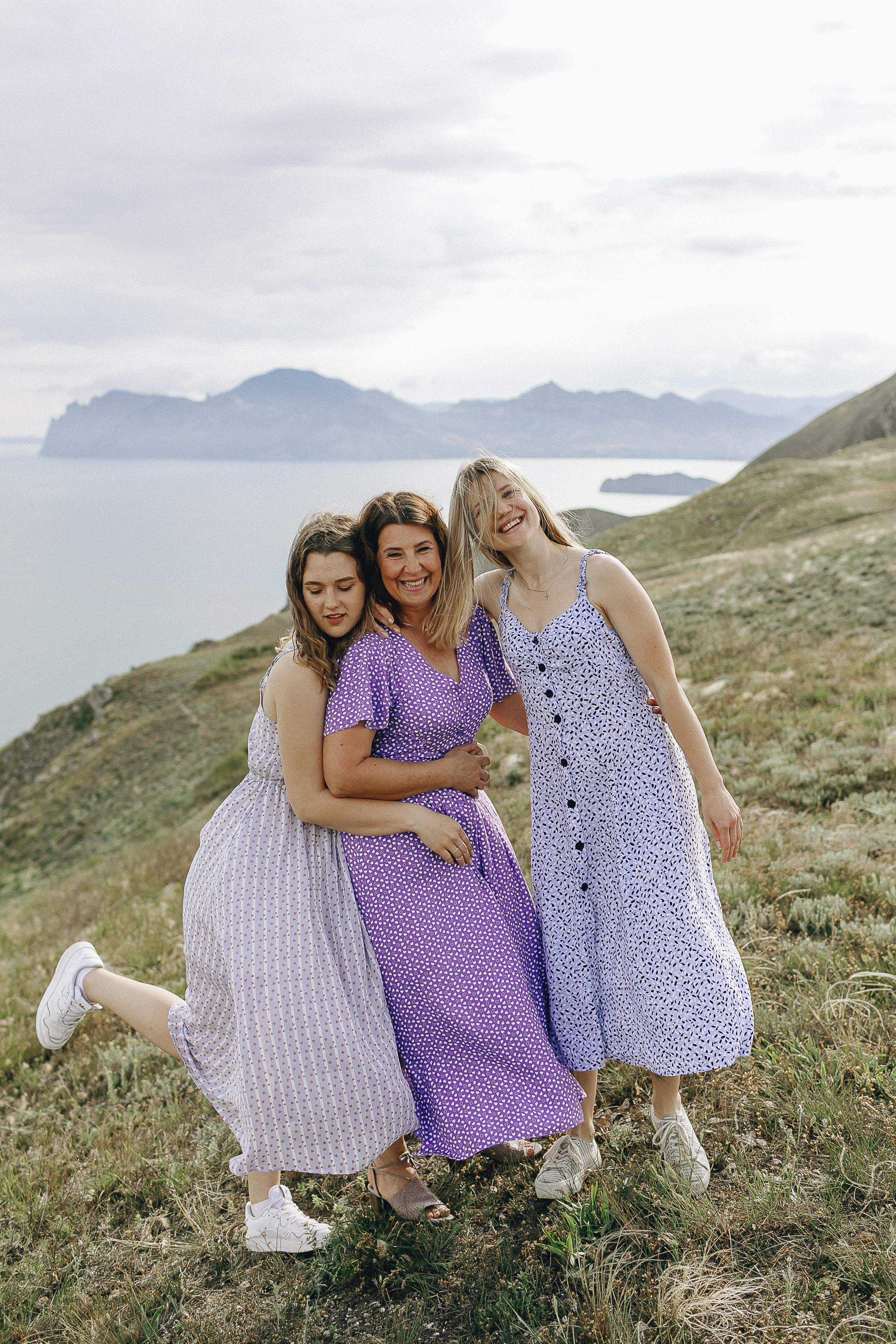 Мама с дочками на фотосессии в Крыму на вершине холмов Коктебеля.  
