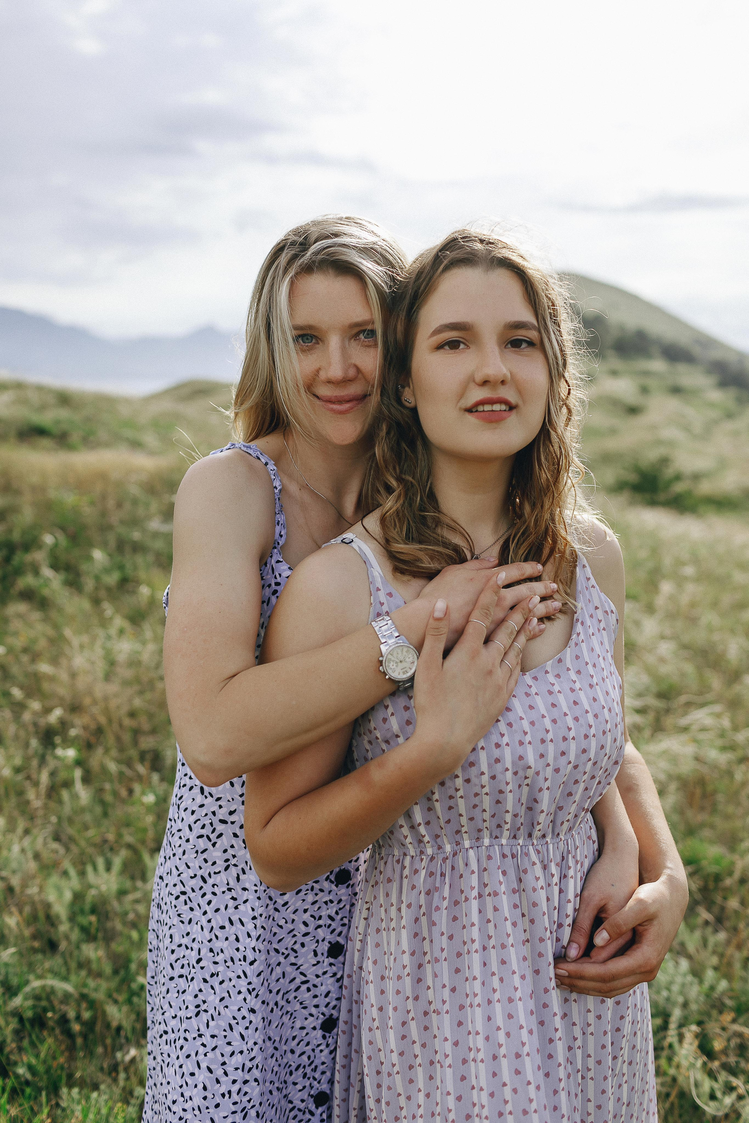 Мама с дочками гуляет по Крымским горам. Крым фото, отдых Крым, Севастополь фото, Свадьба фото, Олег Горбатко