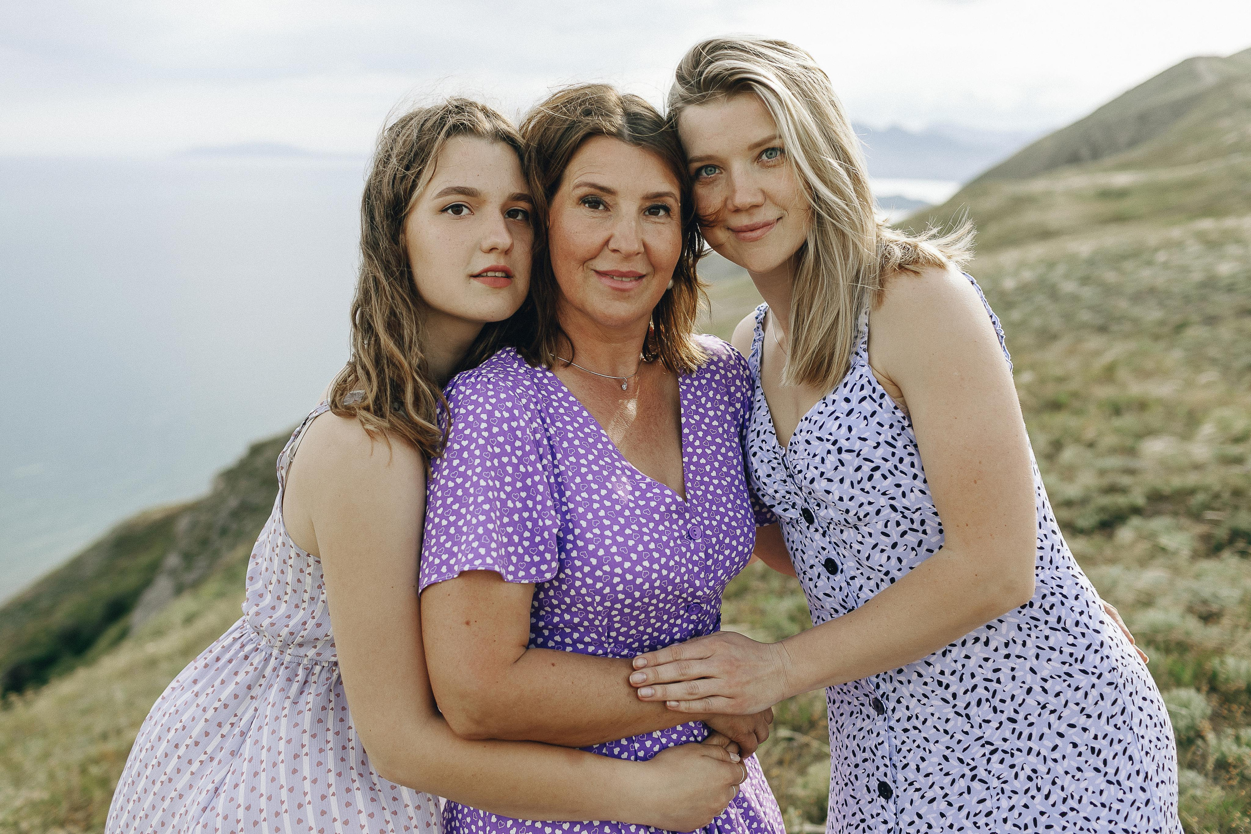 Мама с дочками гуляет по Крымским горам. Крым фото, отдых Крым, Севастополь фото, Свадьба фото, Олег Горбатко