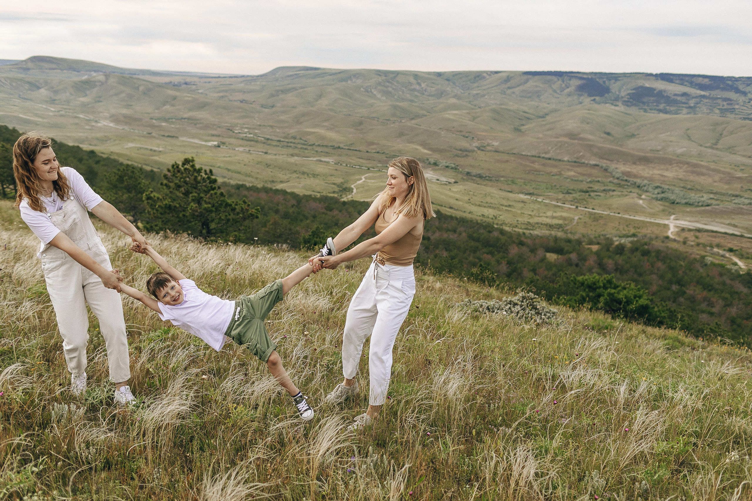 Мама с дочками гуляет по Крымским горам. Крым фото, отдых Крым, Севастополь фото, Свадьба фото, Олег Горбатко