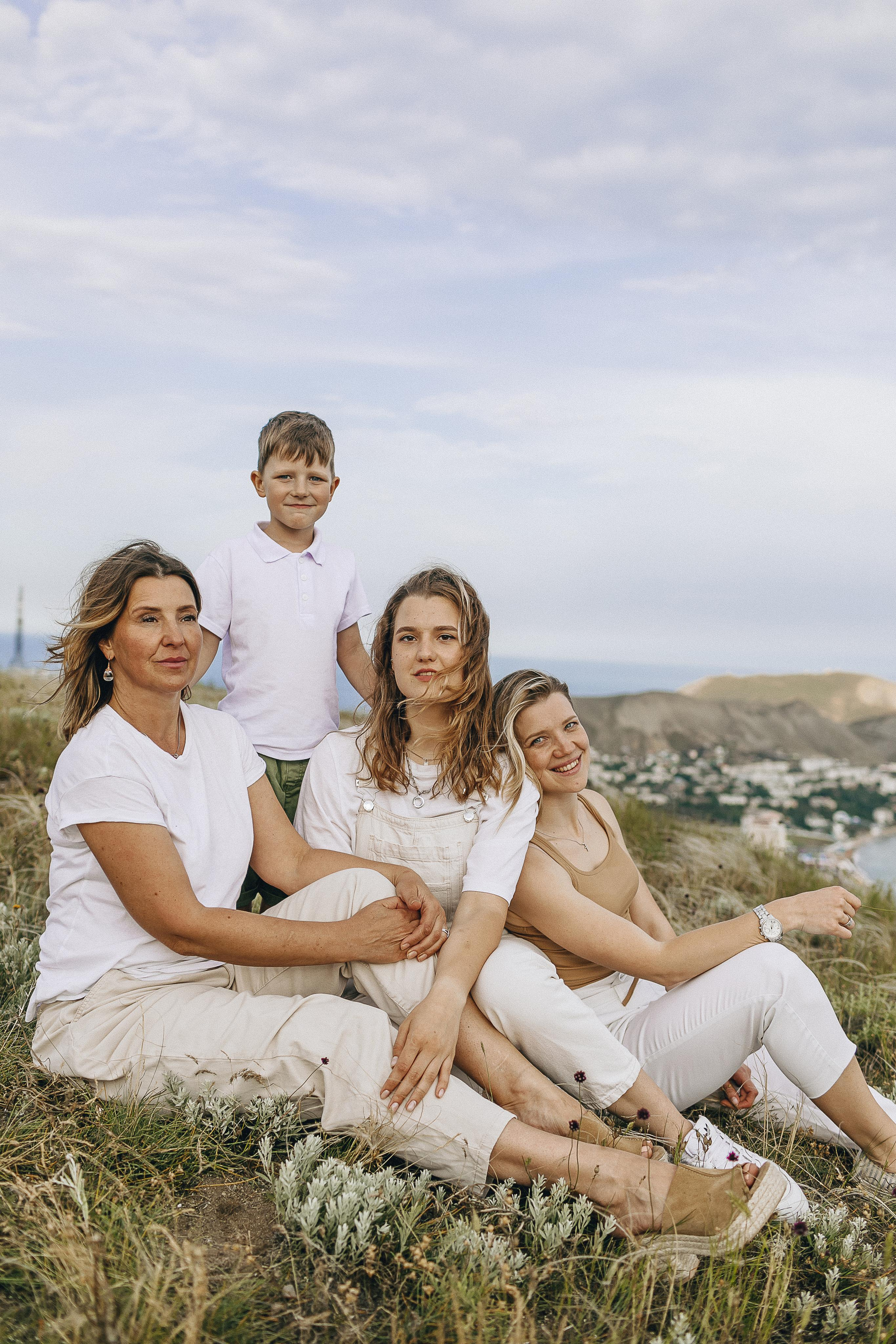 Мама с дочками гуляет по Крымским горам. Крым фото, отдых Крым, Севастополь фото, Свадьба фото, Олег Горбатко