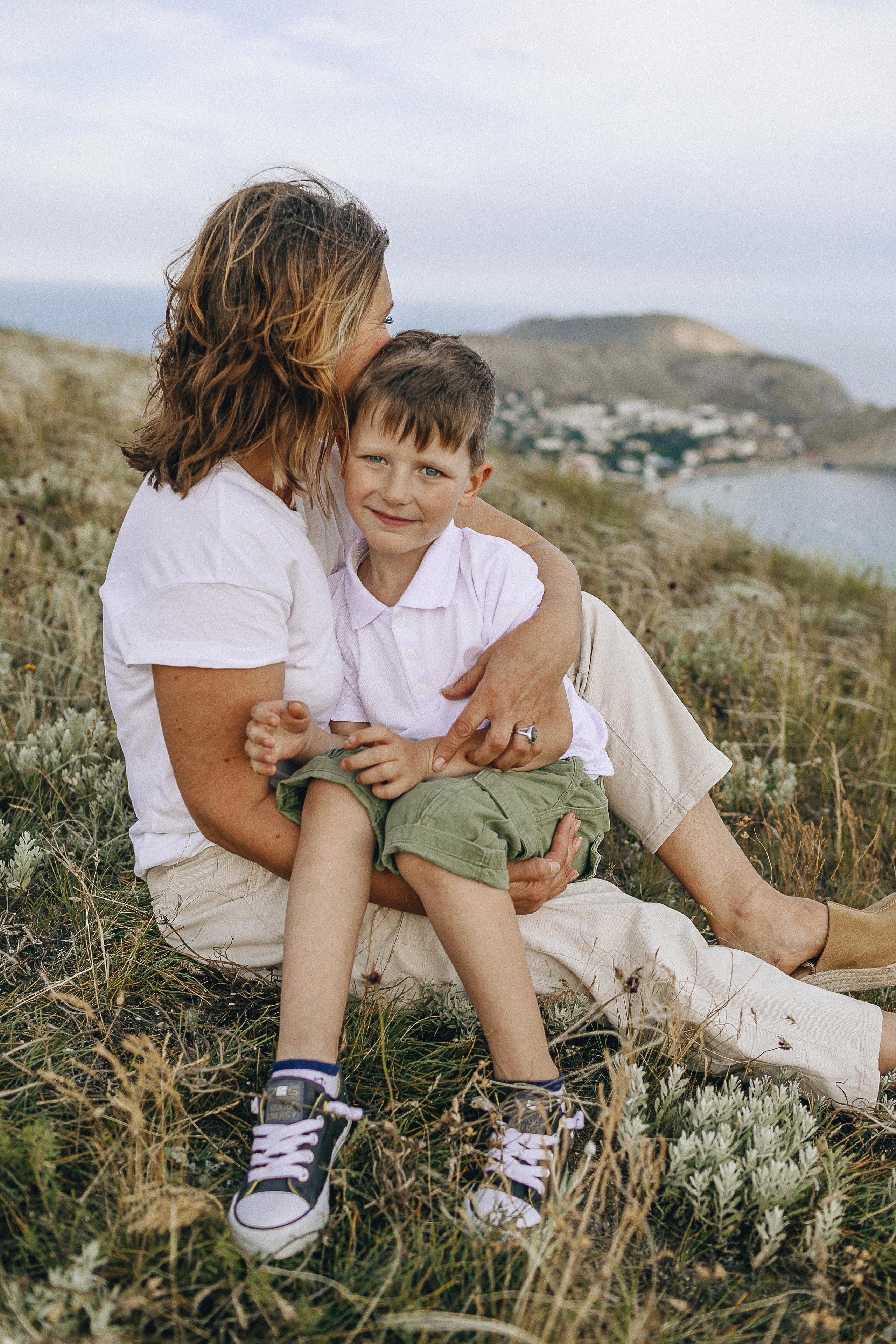 Мама с дочками гуляет по Крымским горам. Крым фото, отдых Крым, Севастополь фото, Свадьба фото, Олег Горбатко