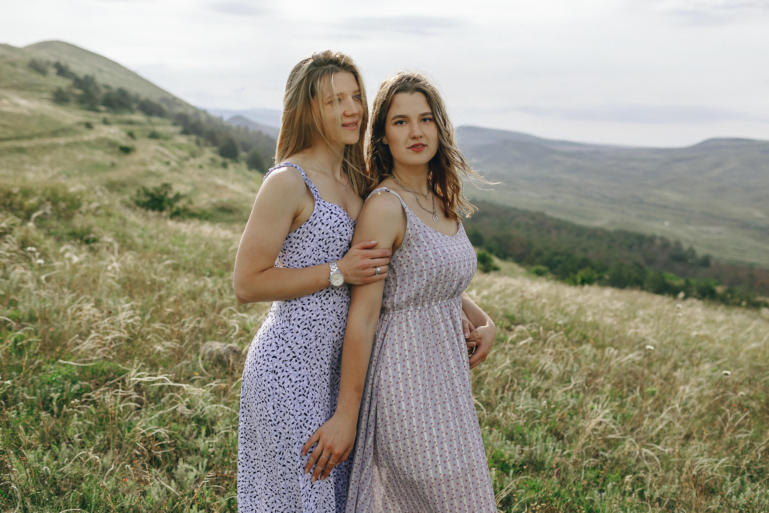 Мама с дочками гуляет по Крымским горам. Крым фото, отдых Крым, Севастополь фото, Свадьба фото, Олег Горбатко