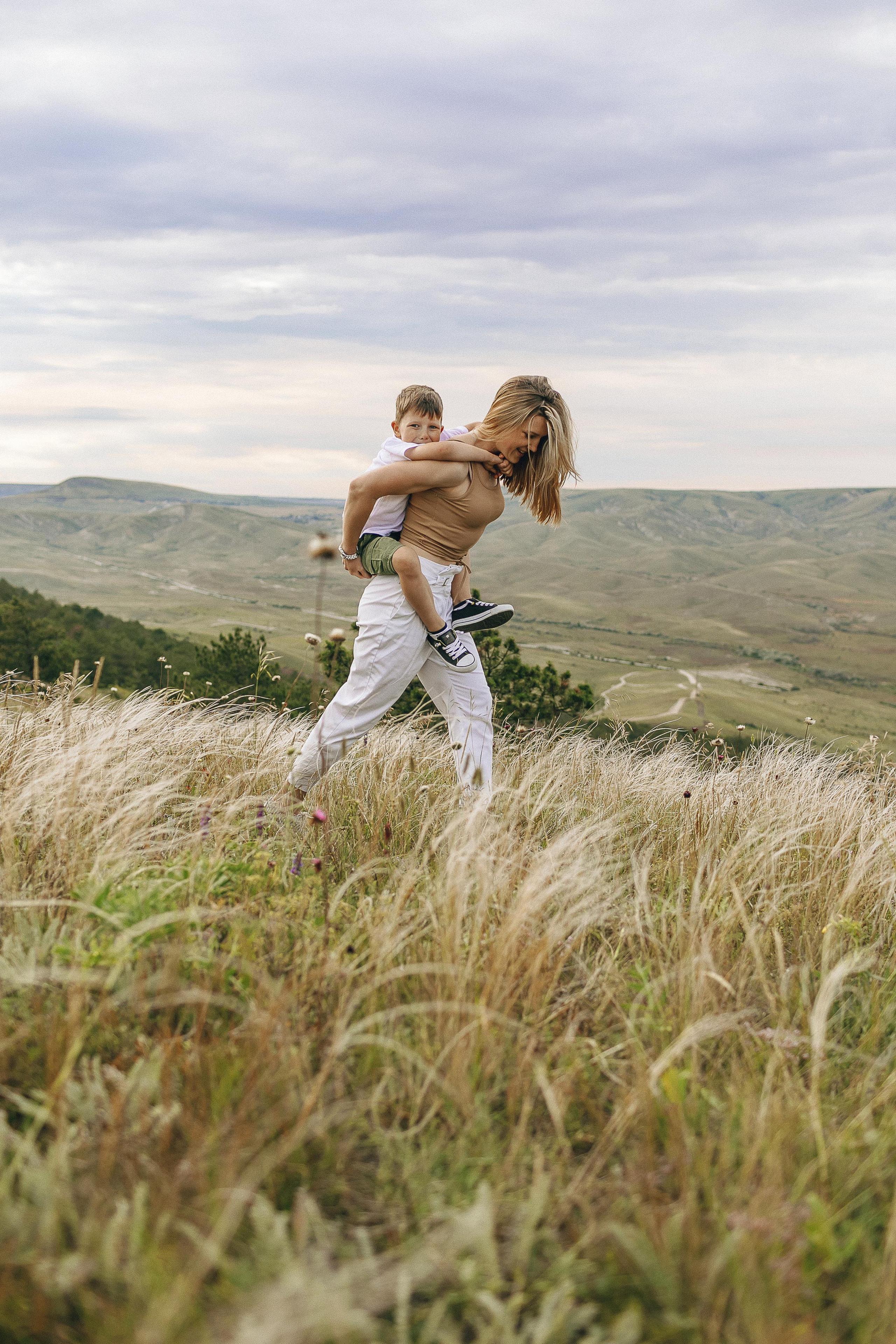 Мама с дочками гуляет по Крымским горам. Крым фото, отдых Крым, Севастополь фото, Свадьба фото, Олег Горбатко