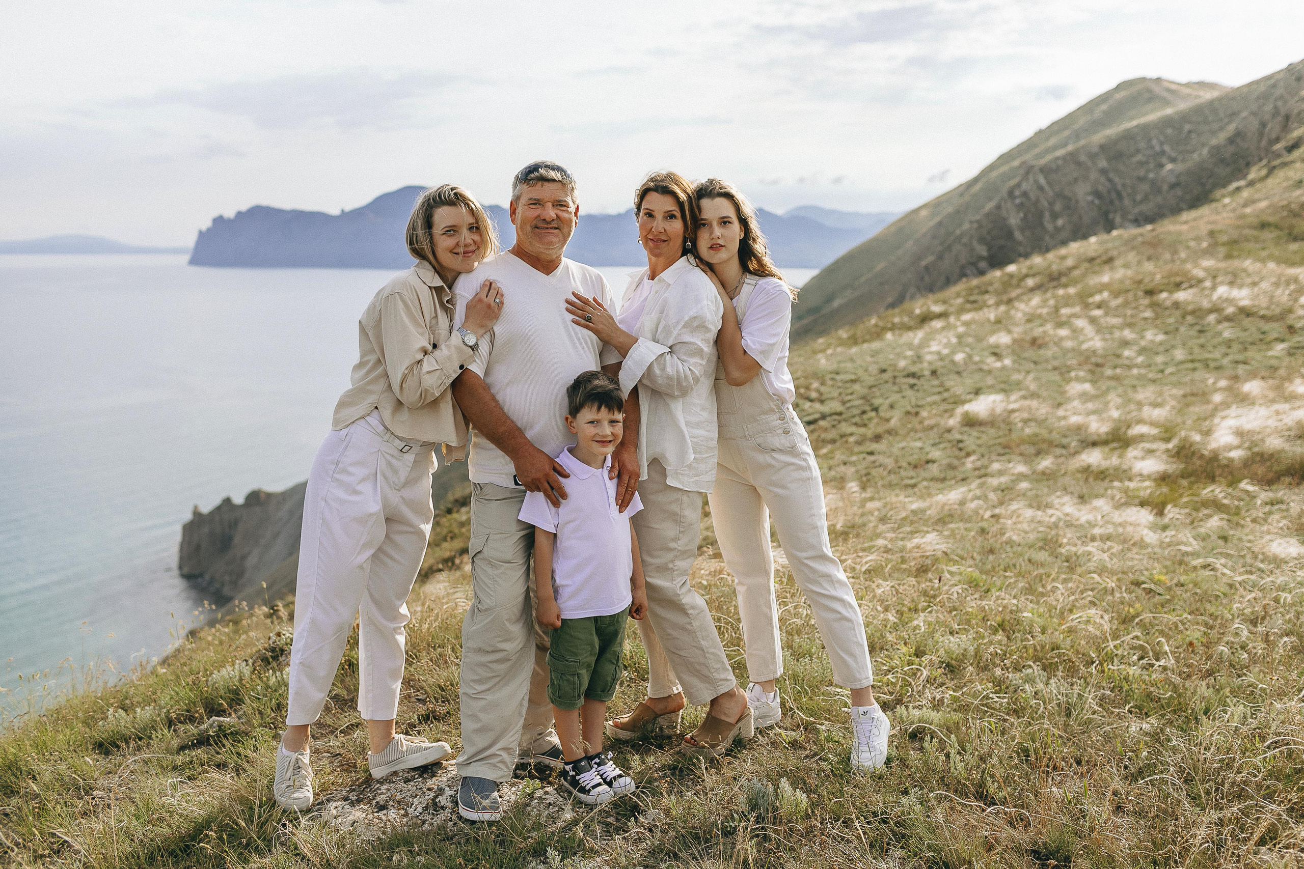 Мама с дочками гуляет по Крымским горам. Крым фото, отдых Крым, Севастополь фото, Свадьба фото, Олег Горбатко