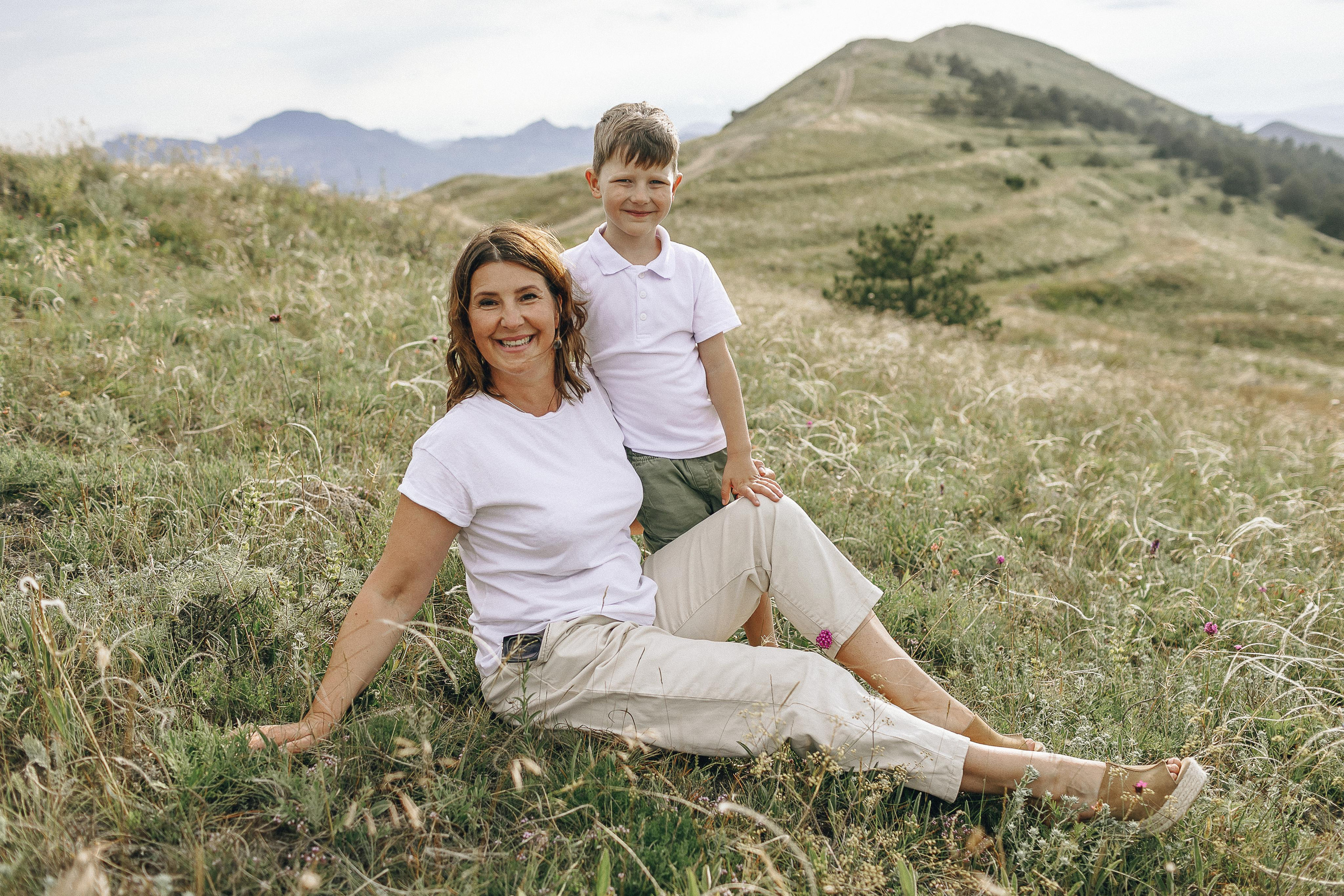 Мама с дочками гуляет по Крымским горам. Крым фото, отдых Крым, Севастополь фото, Свадьба фото, Олег Горбатко