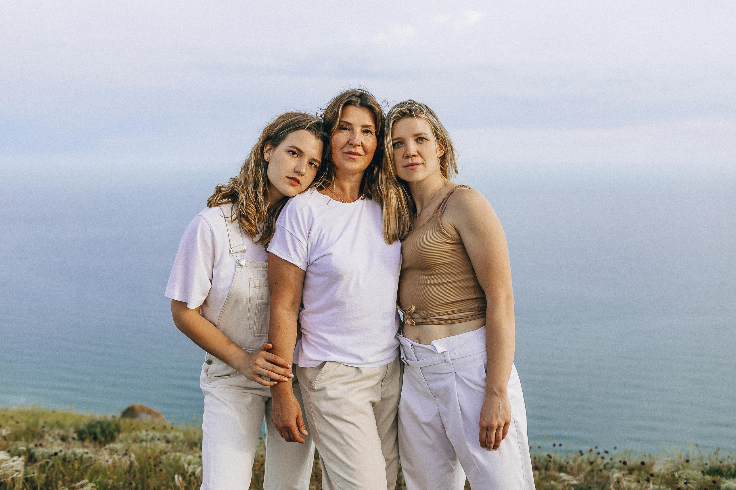 Мама с дочками гуляет по Крымским горам. Крым фото, отдых Крым, Севастополь фото, Свадьба фото, Олег Горбатко