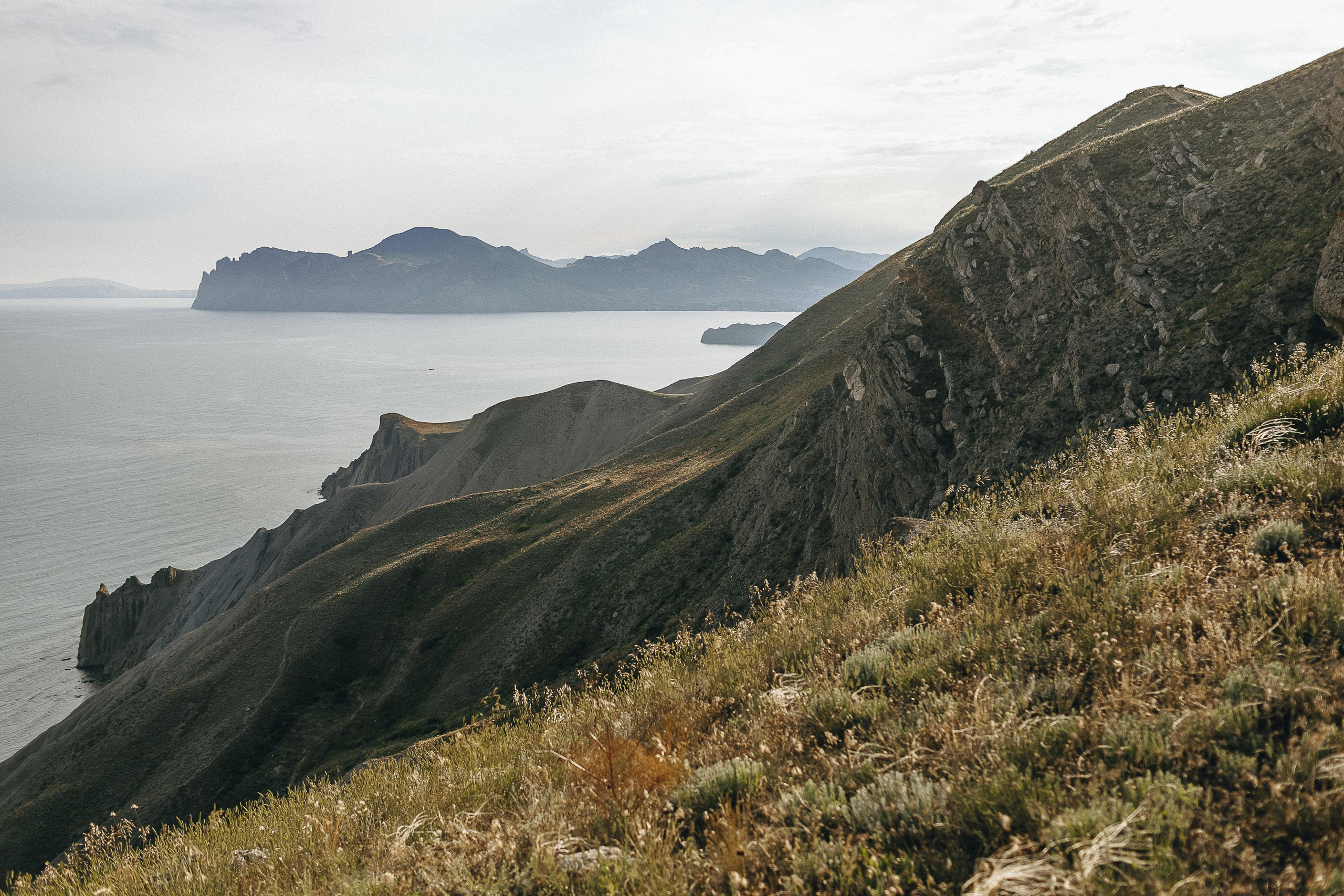 Мама с дочками гуляет по Крымским горам. Крым фото, отдых Крым, Севастополь фото, Свадьба фото, Олег Горбатко