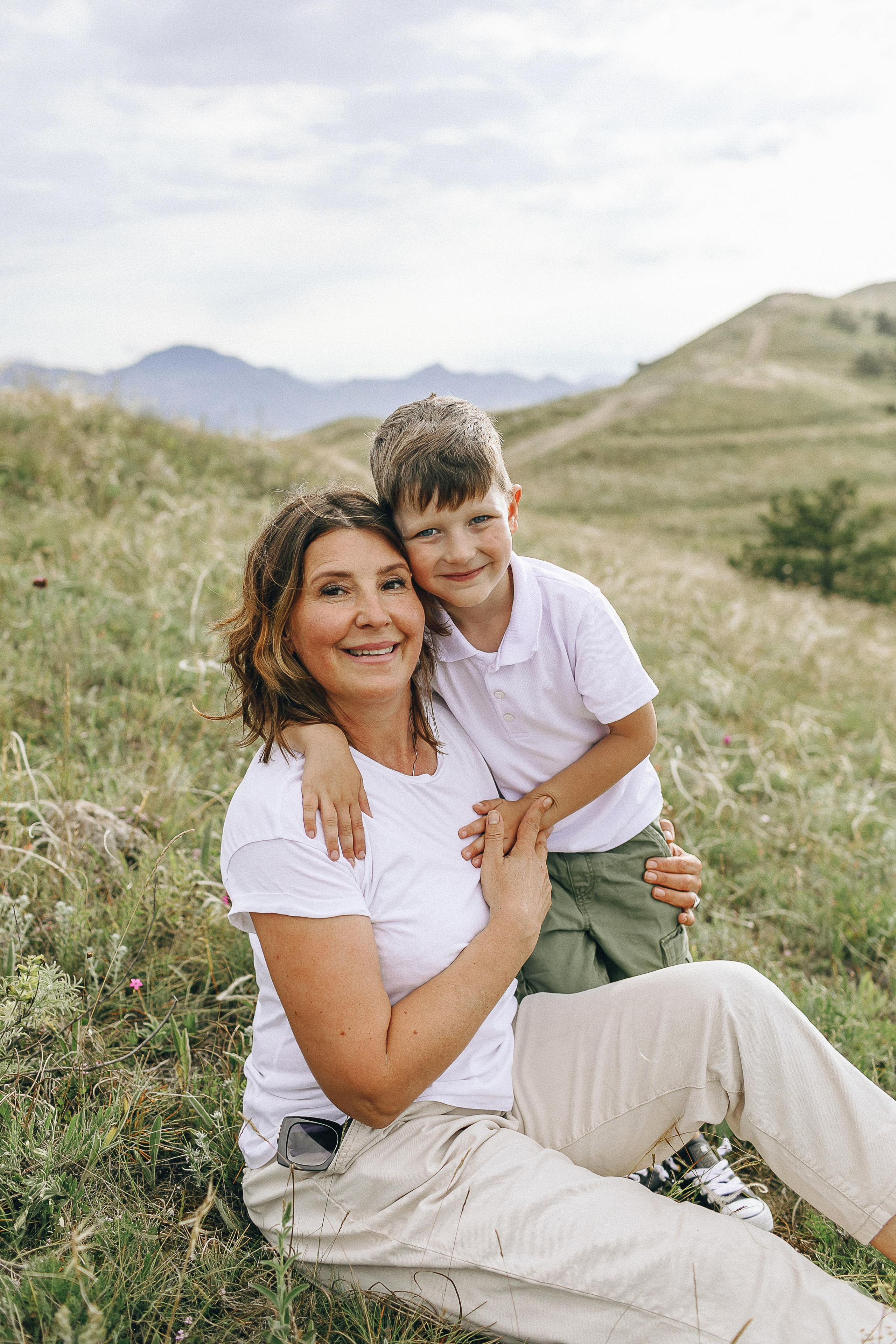 Мама с дочками гуляет по Крымским горам. Крым фото, отдых Крым, Севастополь фото, Свадьба фото, Олег Горбатко