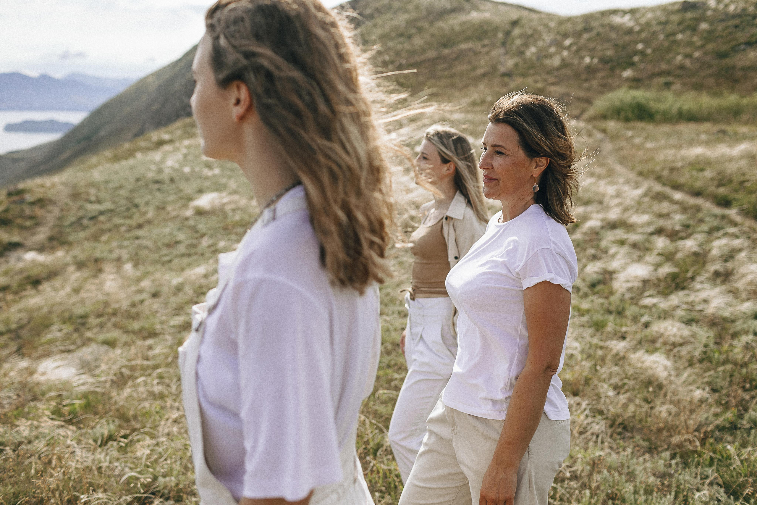 Мама с дочками гуляет по Крымским горам. Крым фото, отдых Крым, Севастополь фото, Свадьба фото, Олег Горбатко