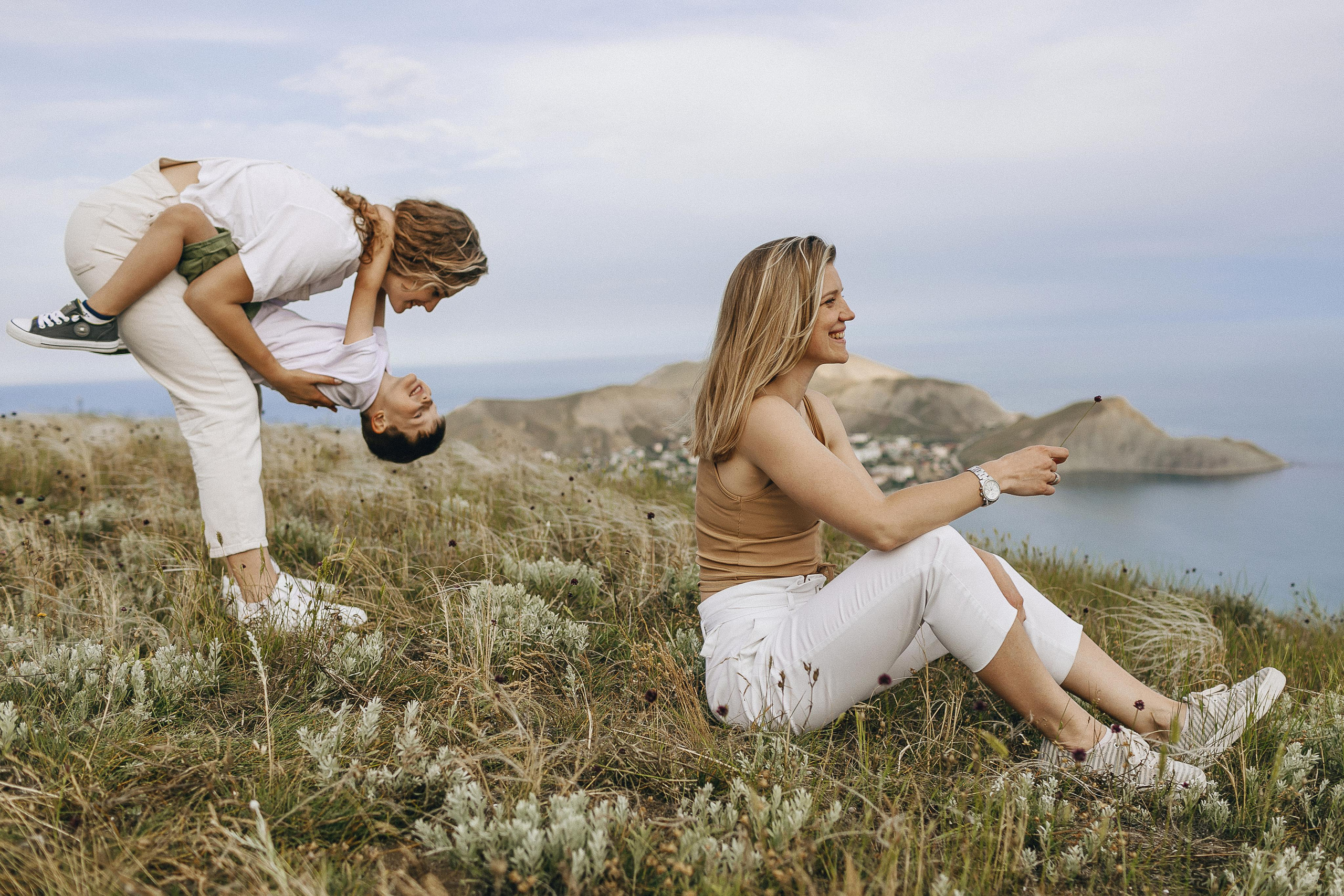 Мама с дочками гуляет по Крымским горам. Крым фото, отдых Крым, Севастополь фото, Свадьба фото, Олег Горбатко
