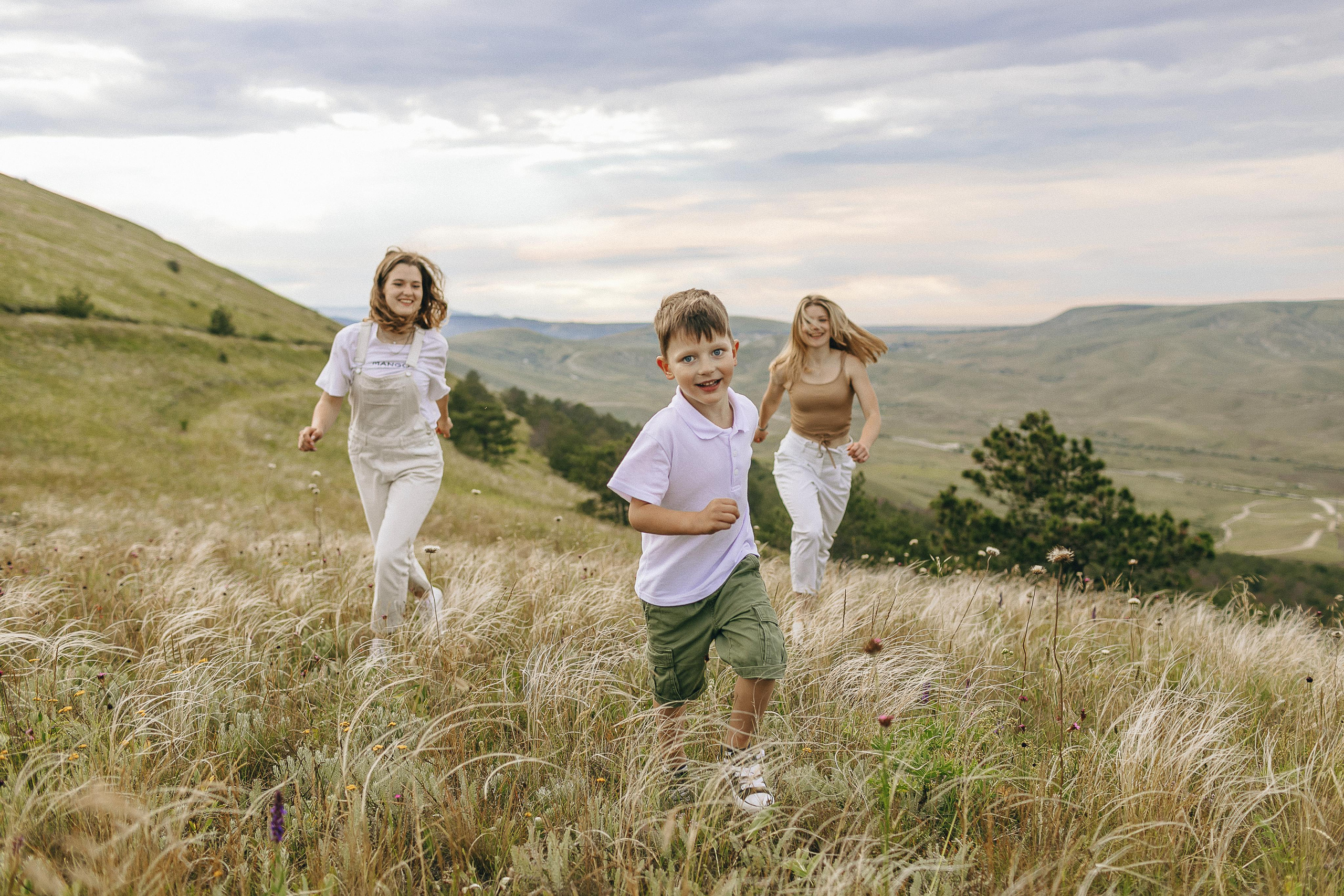 Мама с дочками гуляет по Крымским горам. Крым фото, отдых Крым, Севастополь фото, Свадьба фото, Олег Горбатко