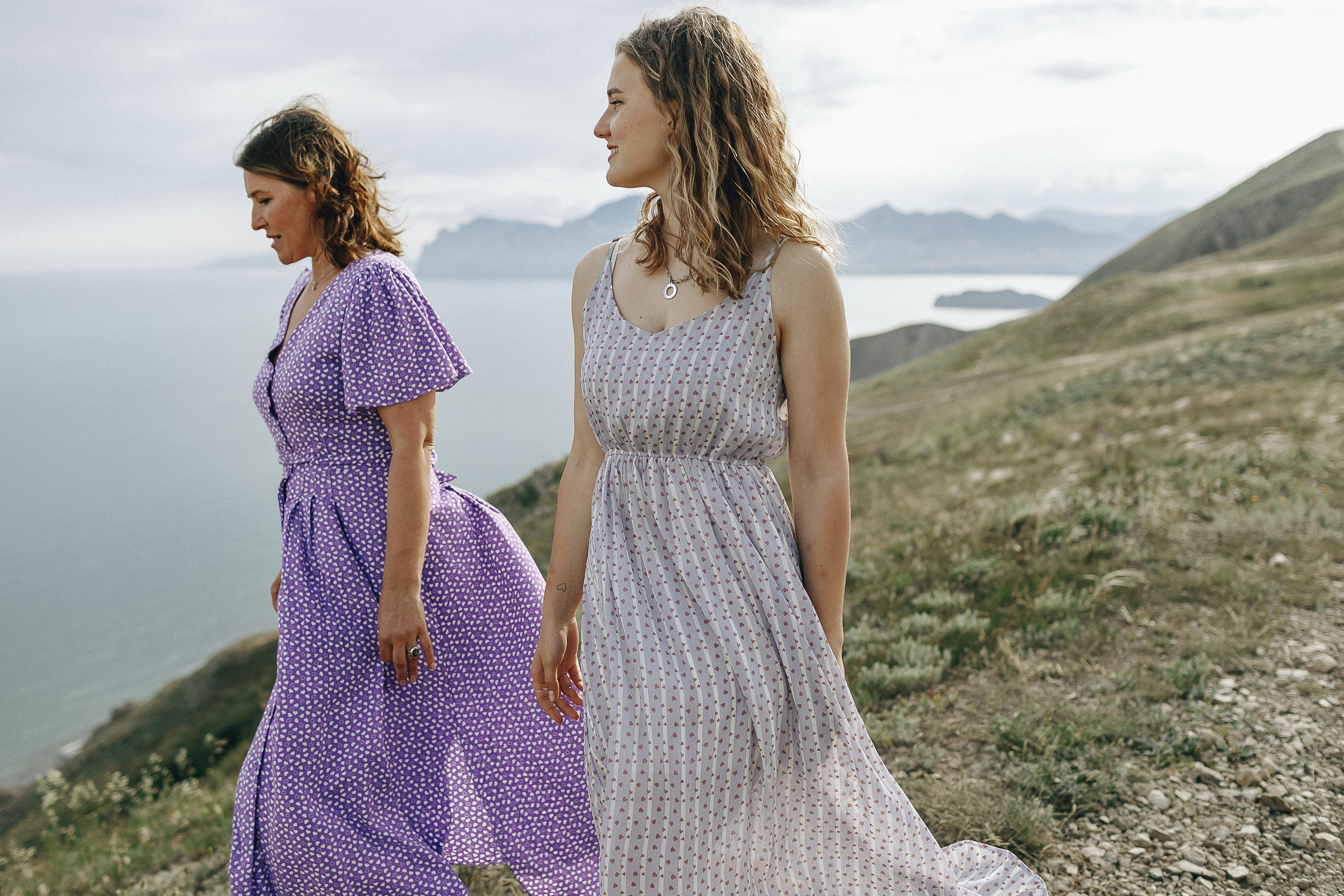 Мама с дочками гуляет по Крымским горам. Крым фото, отдых Крым, Севастополь фото, Свадьба фото, Олег Горбатко