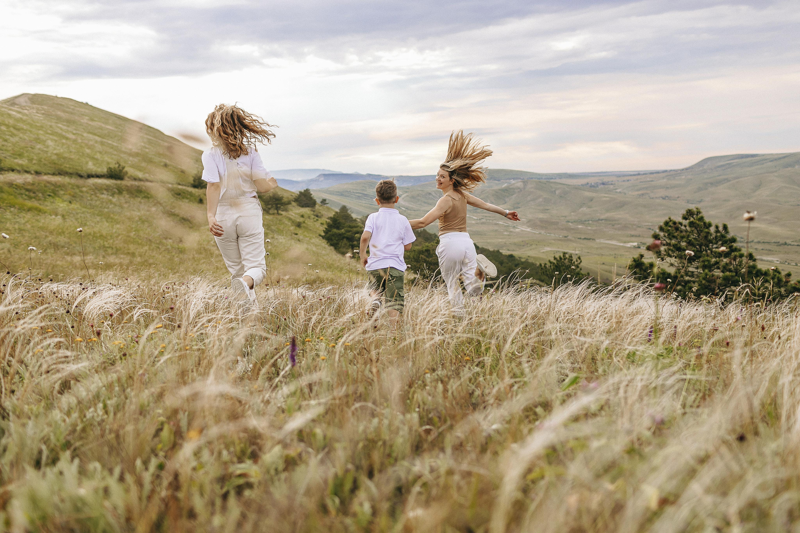 Мама с дочками гуляет по Крымским горам. Крым фото, отдых Крым, Севастополь фото, Свадьба фото, Олег Горбатко