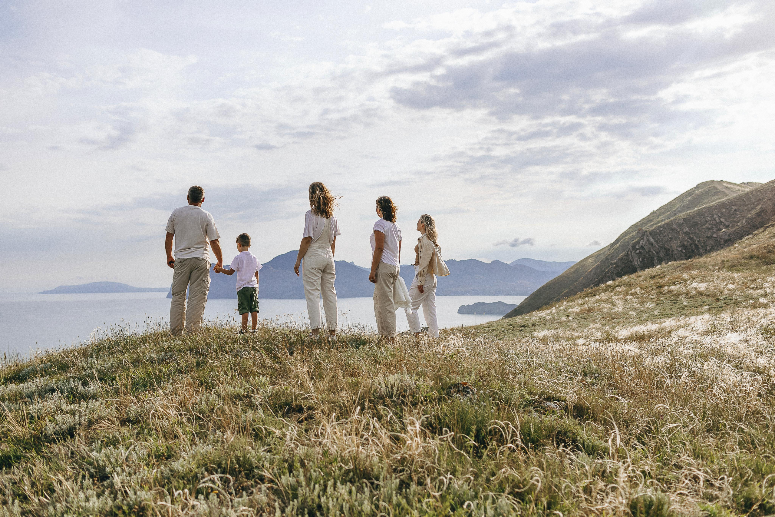 Мама с дочками гуляет по Крымским горам. Крым фото, отдых Крым, Севастополь фото, Свадьба фото, Олег Горбатко